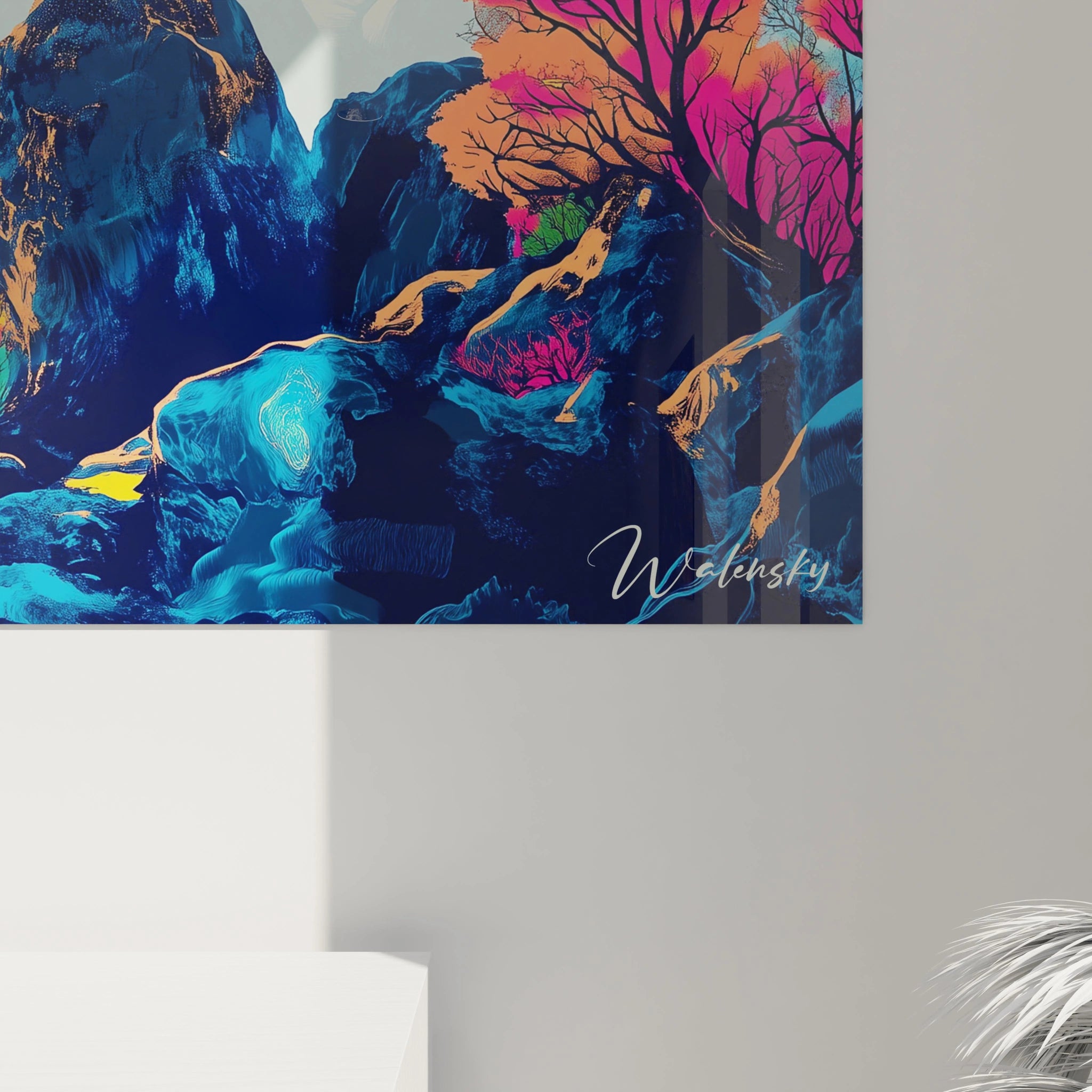 Un tableau Alfred Sisley représentant un paysage lumineux avec un soleil central, des nuages texturés et des montagnes aux reflets jaunes. Les tons principaux sont le bleu, le rose et le jaune, avec des contours nets et des ombres marquées.