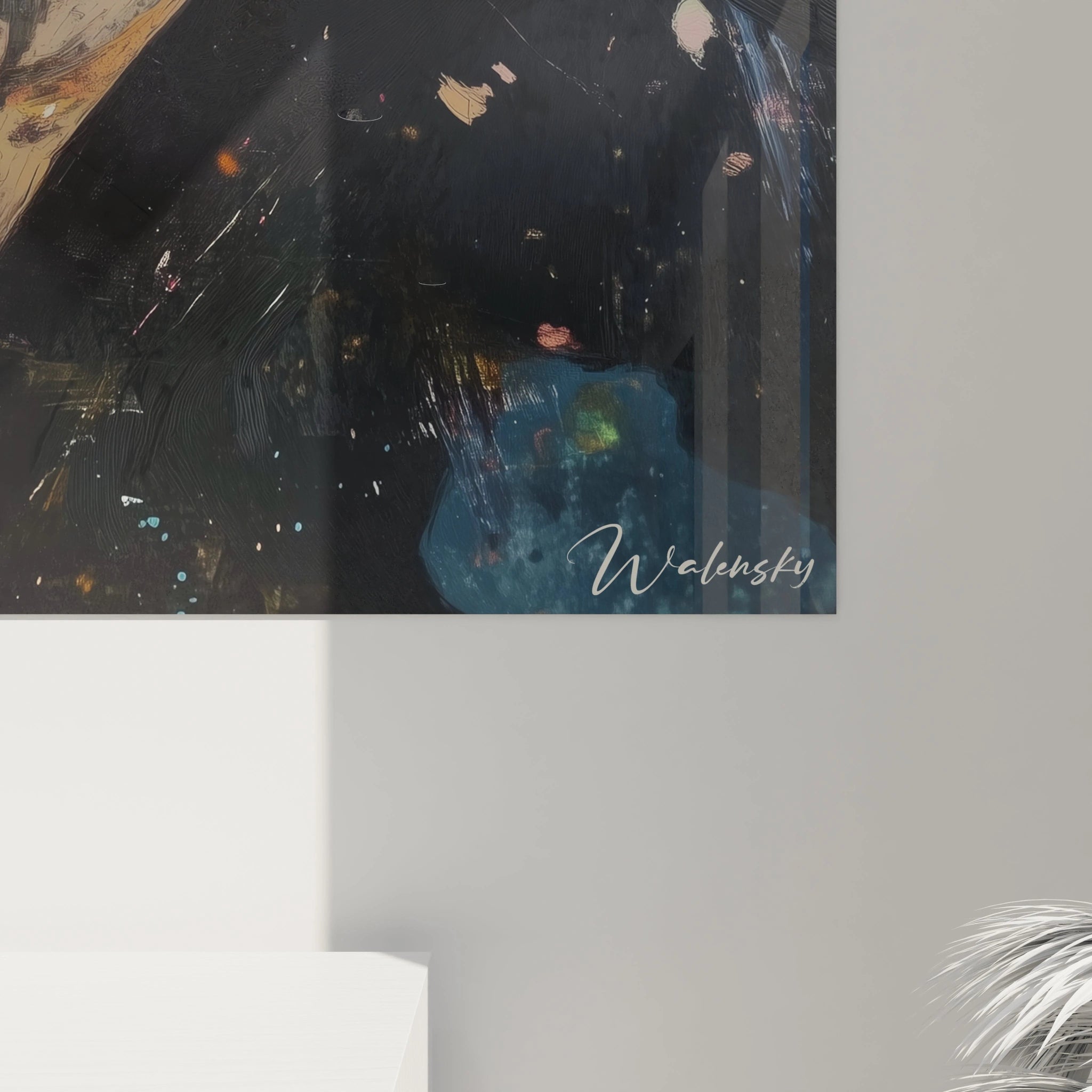 Détail d’un tableau Rembrandt van Rijn montrant un chapeau noir texturé, des mèches blondes ondulées et des projections de peinture beige et bleue, avec des effets visuels dynamiques.