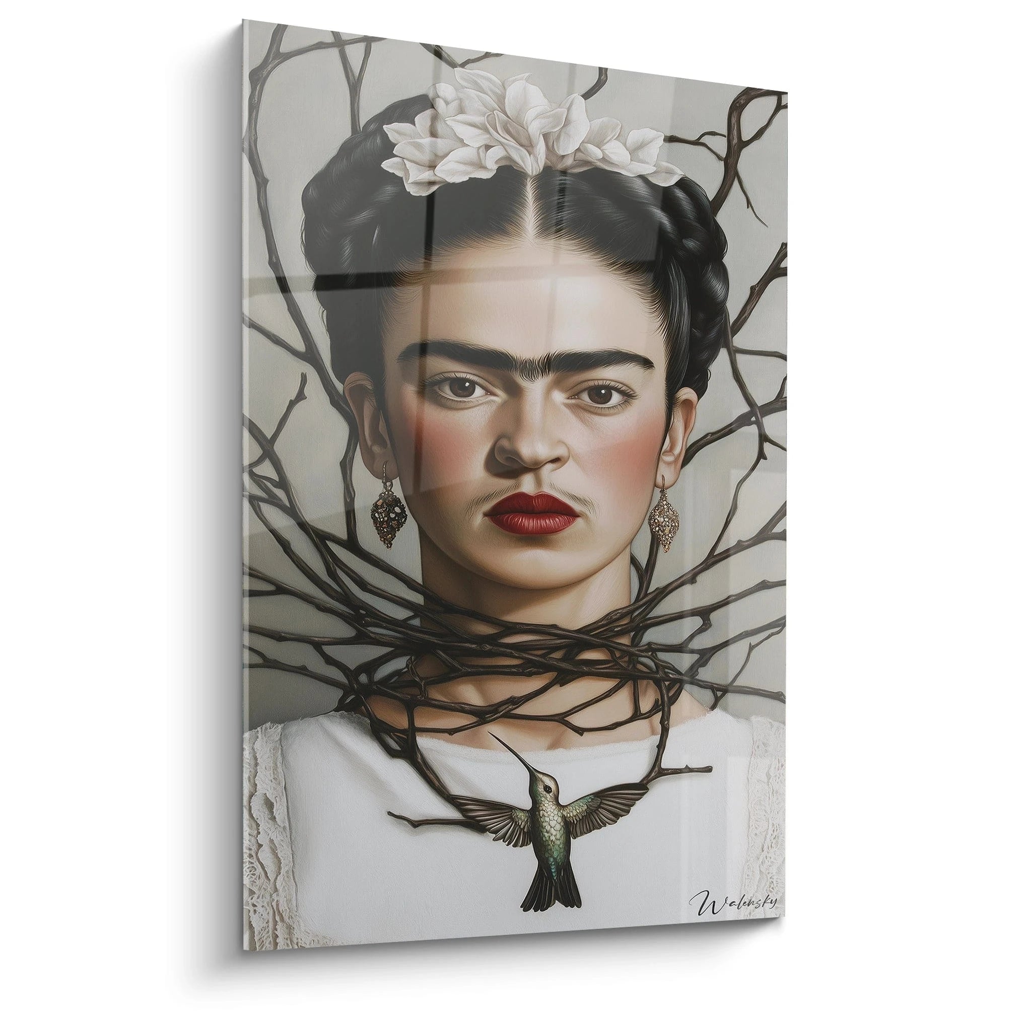 Un tableau Frida Kahlo montrant un portrait féminin réaliste entouré de branches sombres, avec des fleurs blanches et un colibri. Les couleurs principales sont blanc, noir et rouge.