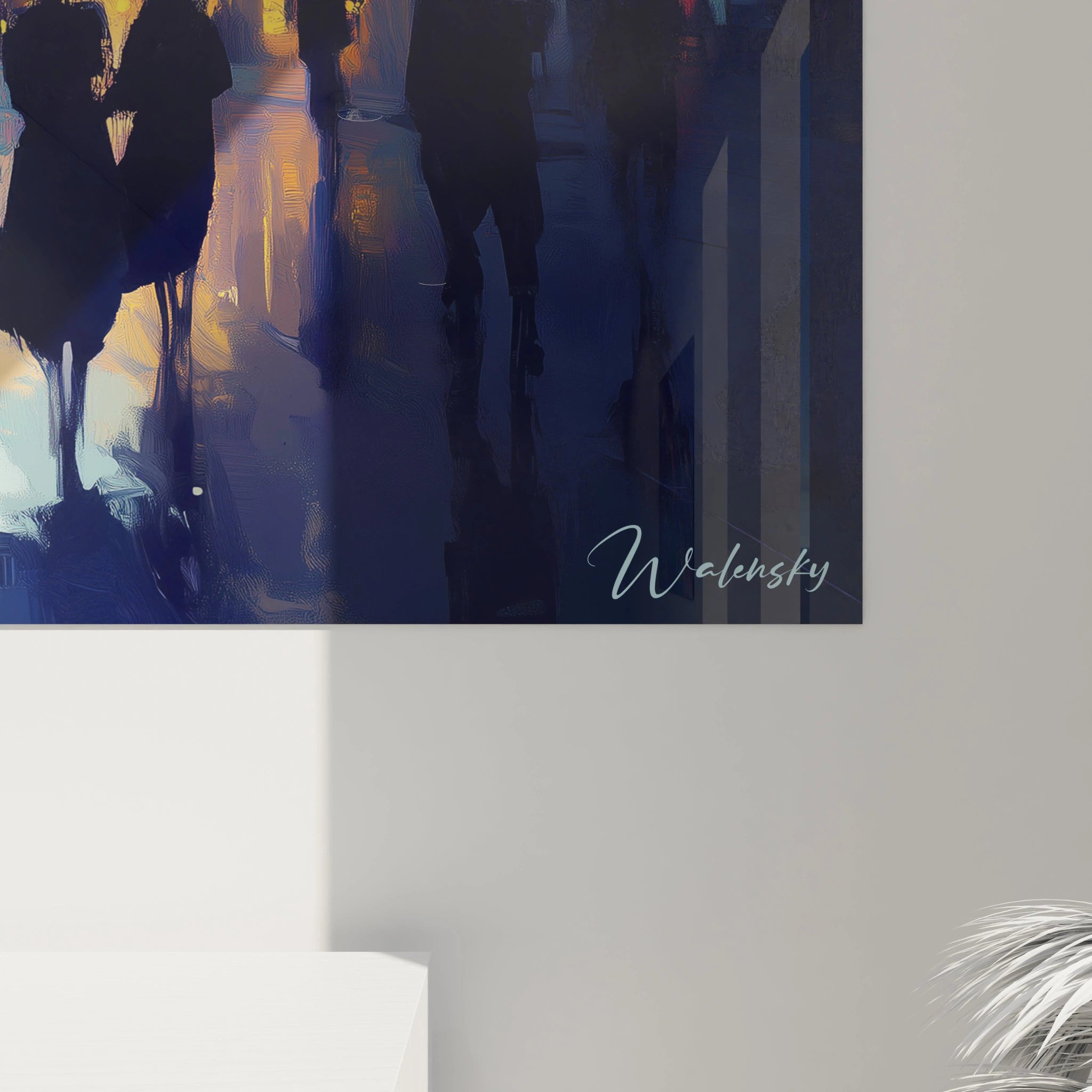 Un tableau artistique abstrait représentant une scène de ville avec une perspective dynamique, des touches de jaune et de rouge pour les lumières, et des bleus nuancés pour le ciel et les ombres projetées sur le sol.