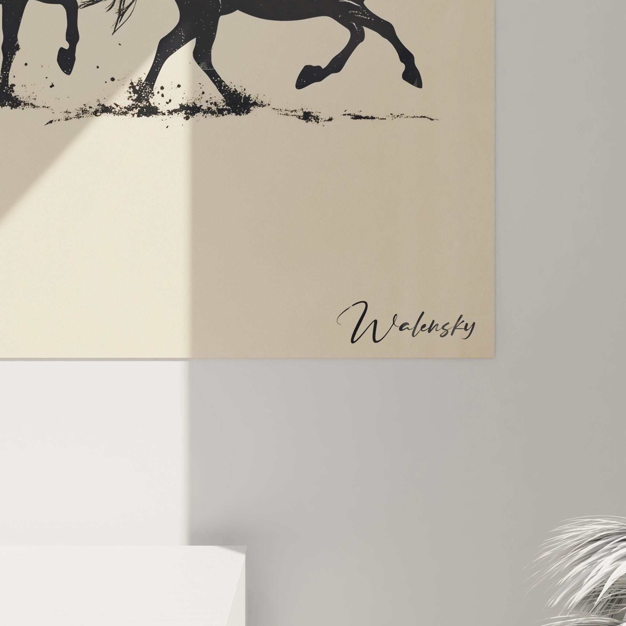 Un tableau Théodore Géricault présentant une composition minimaliste de chevaux noirs en progression, avec un contraste marqué entre les silhouettes nettes et le fond beige uniforme, accentué par des traces de poussière.