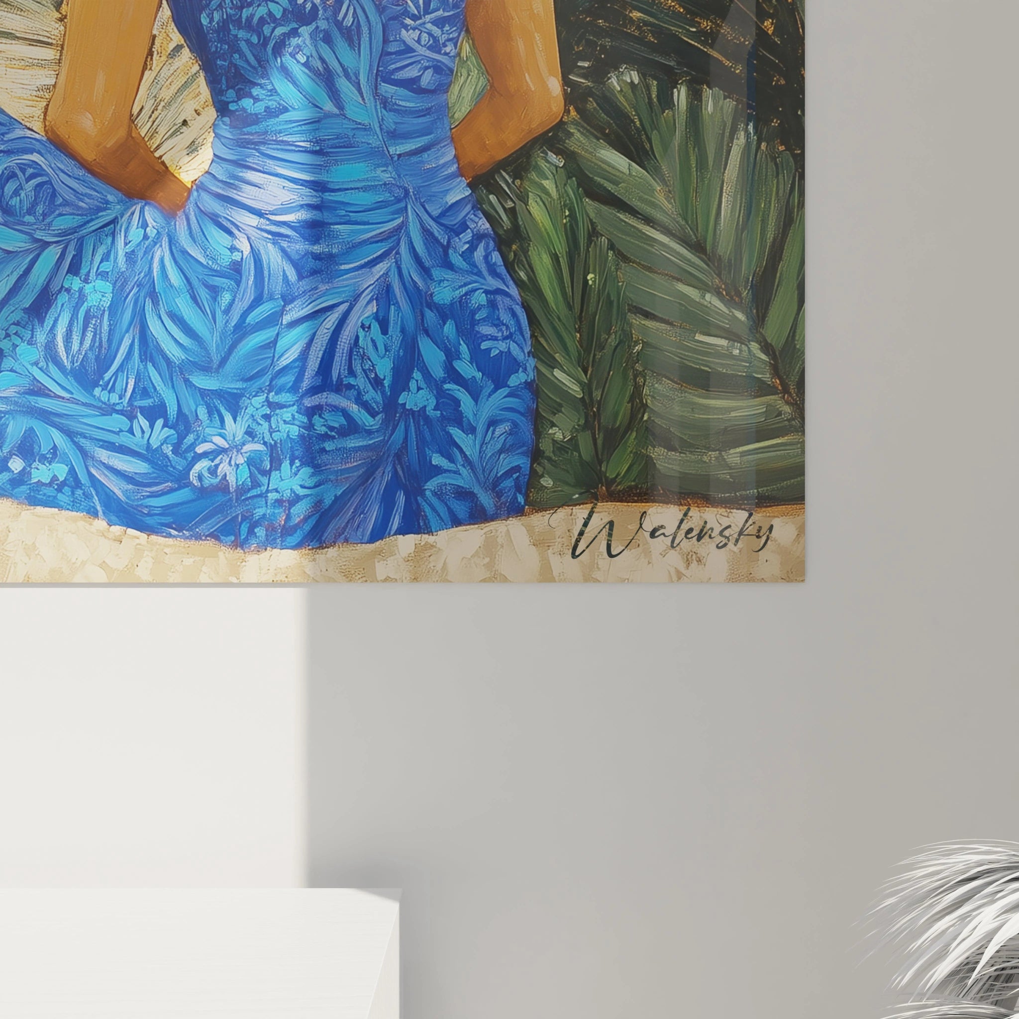 Un tableau Paul Gauguin illustrant deux femmes assises sur un sol beige, avec des robes aux tons rouge et bleu et des feuillages texturés en arrière-plan.