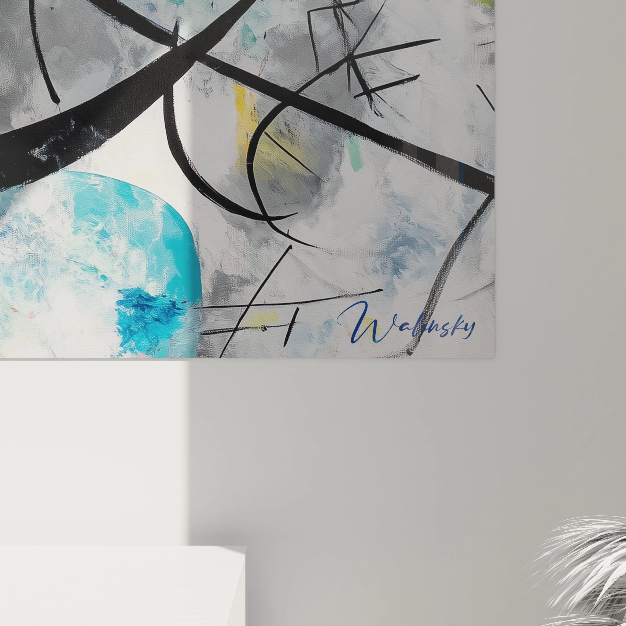 Tableau artistique abstrait montrant des formes circulaires et des traits noirs, avec des couleurs dominantes de bleu, rouge vif et jaune, sur un fond gris clair texturé.