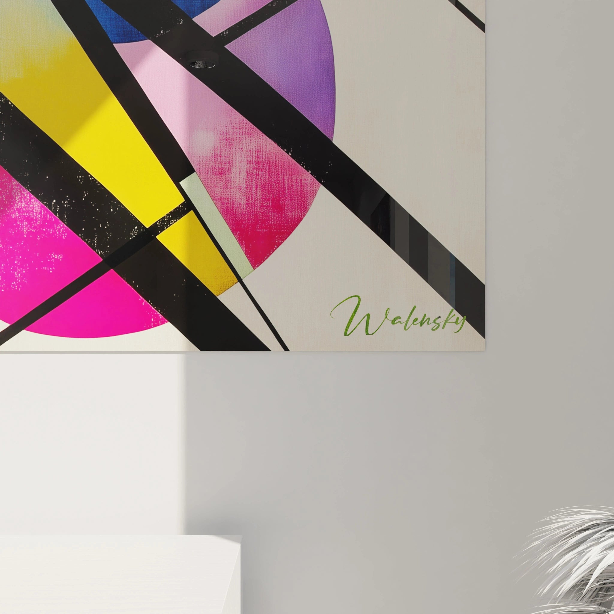 Tableau artistique abstrait mêlant des formes circulaires et angulaires, avec des couleurs vives telles que le rouge, le bleu et le vert. La surface présente des traces de peinture et des effets de superposition visuelle.