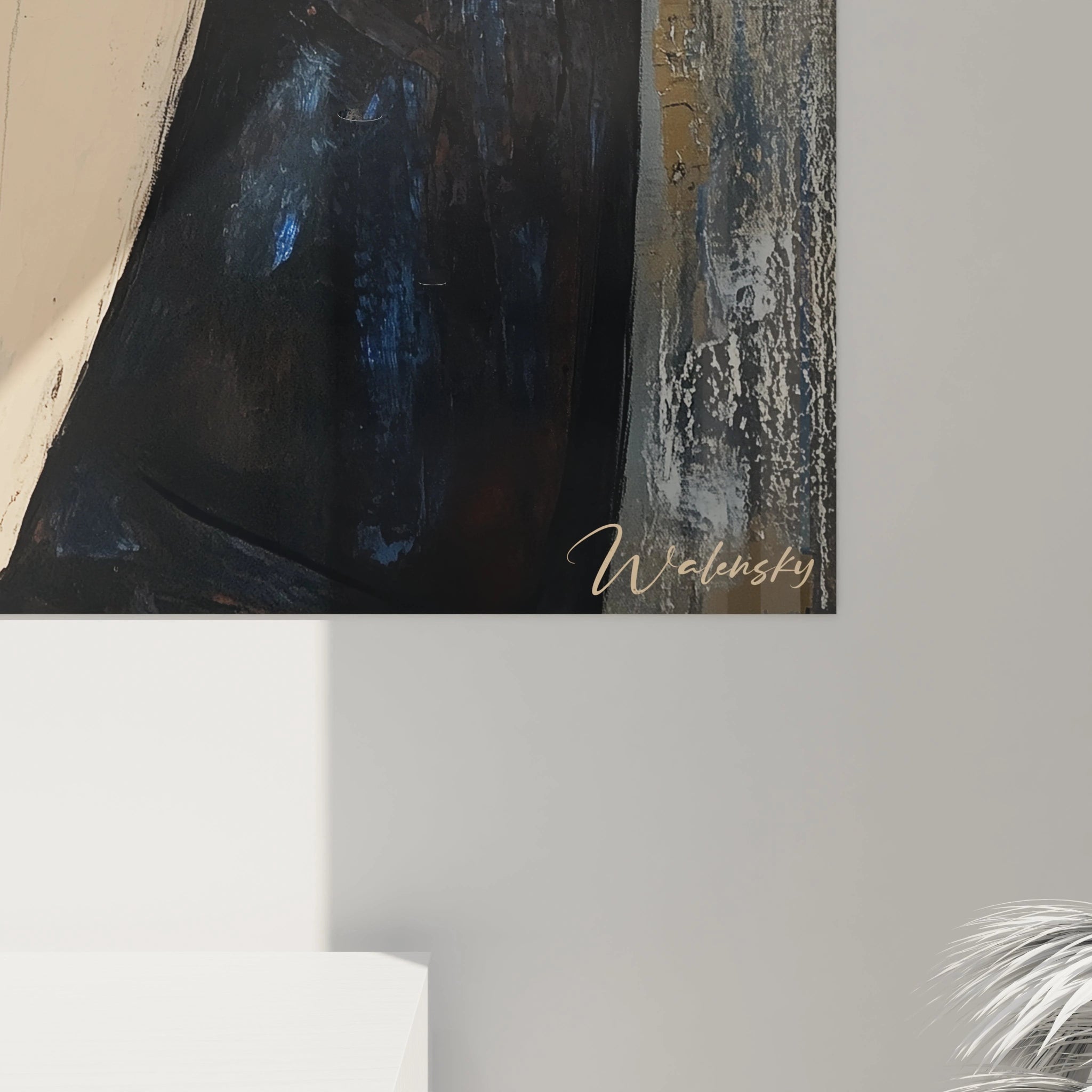 Portrait féminin dans un tableau Amedeo Modigliani, mettant en avant des cheveux rouges contrastant avec une peau beige pâle, des vêtements noirs, et un fond texturé gris aux touches dorées.