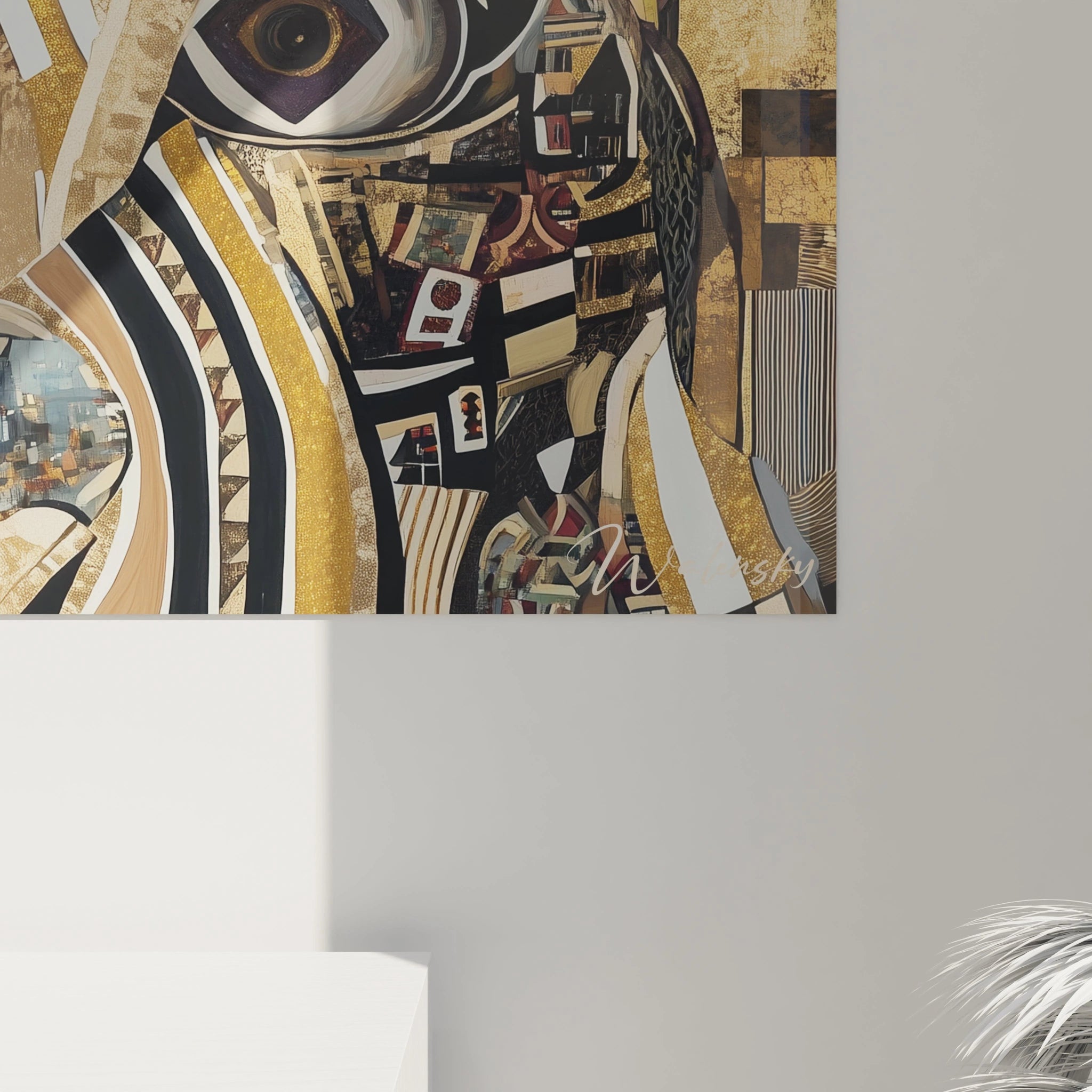 Tableau Gustav Klimt présentant une femme avec une robe or et noire, des motifs géométriques et des yeux intégrés dans l'arrière-plan, avec une palette de couleurs or, noir et beige.