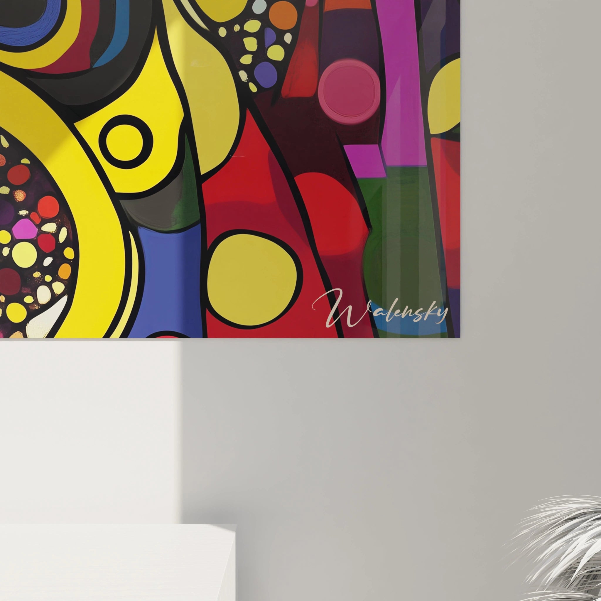 Focus sur un tableau Gustav Klimt alliant des motifs géométriques complexes et des couleurs vibrantes, notamment jaune, rouge et violet, créant un effet visuel détaillé et harmonieux.