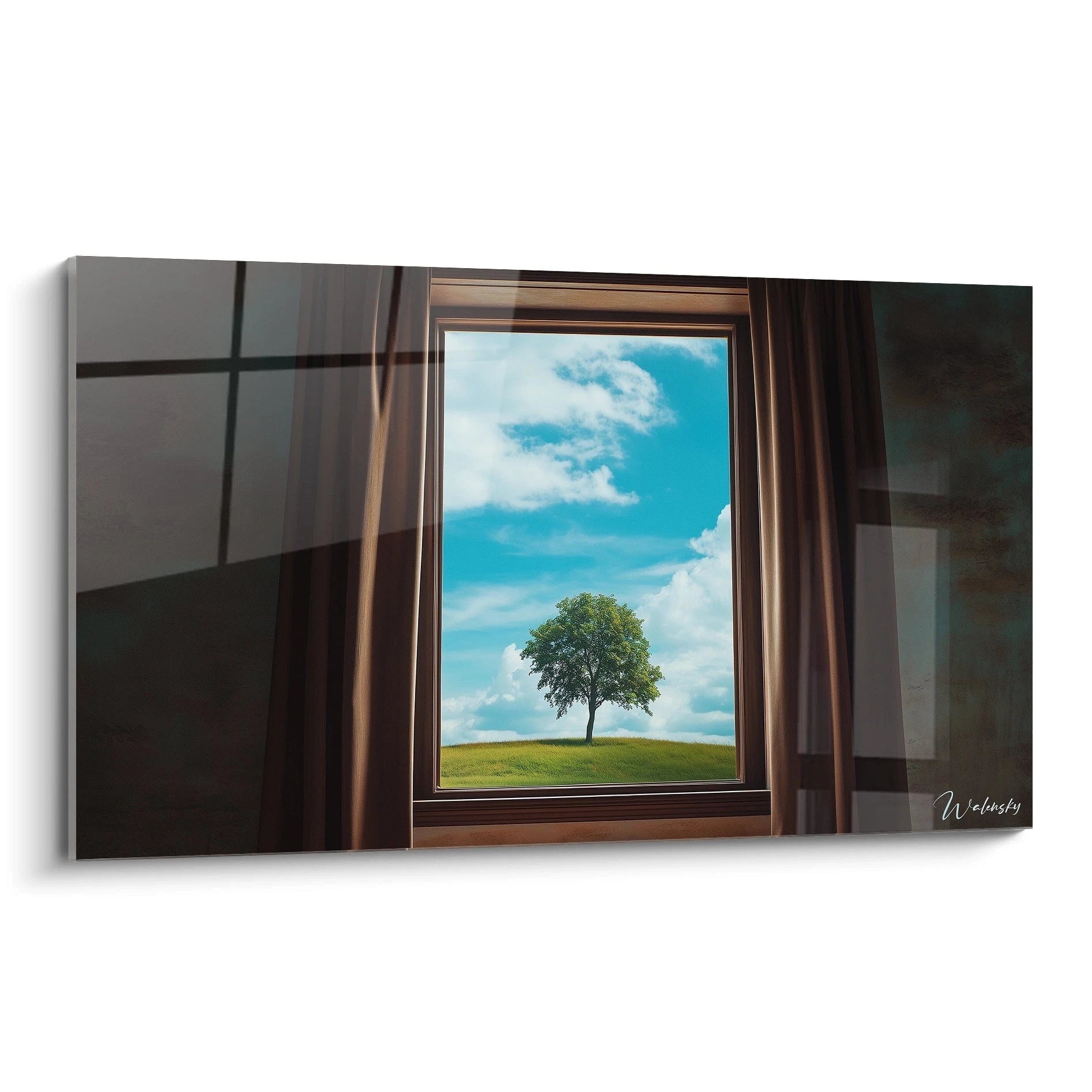 Un tableau René Magritte représentant une fenêtre encadrant un arbre solitaire sur une colline sous un ciel bleu avec des nuages blancs, contrastant avec un intérieur sombre aux rideaux marron.