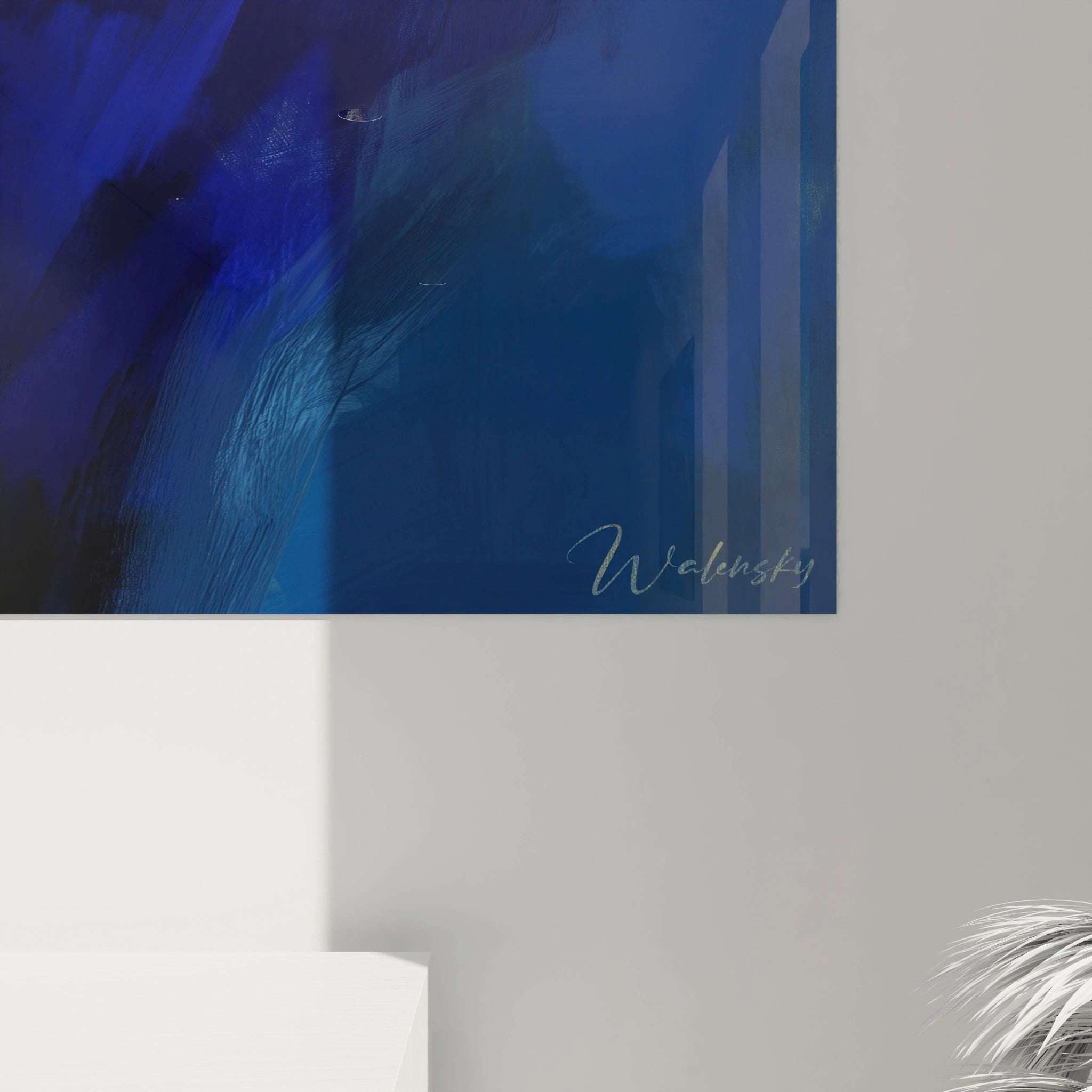 Un tableau Jean-Baptiste-Camille Corot montrant un personnage féminin en mouvement, habillé de bleu et marine, avec des coups de pinceau expressifs et des zones d’ombres dorées sur un fond abstrait.