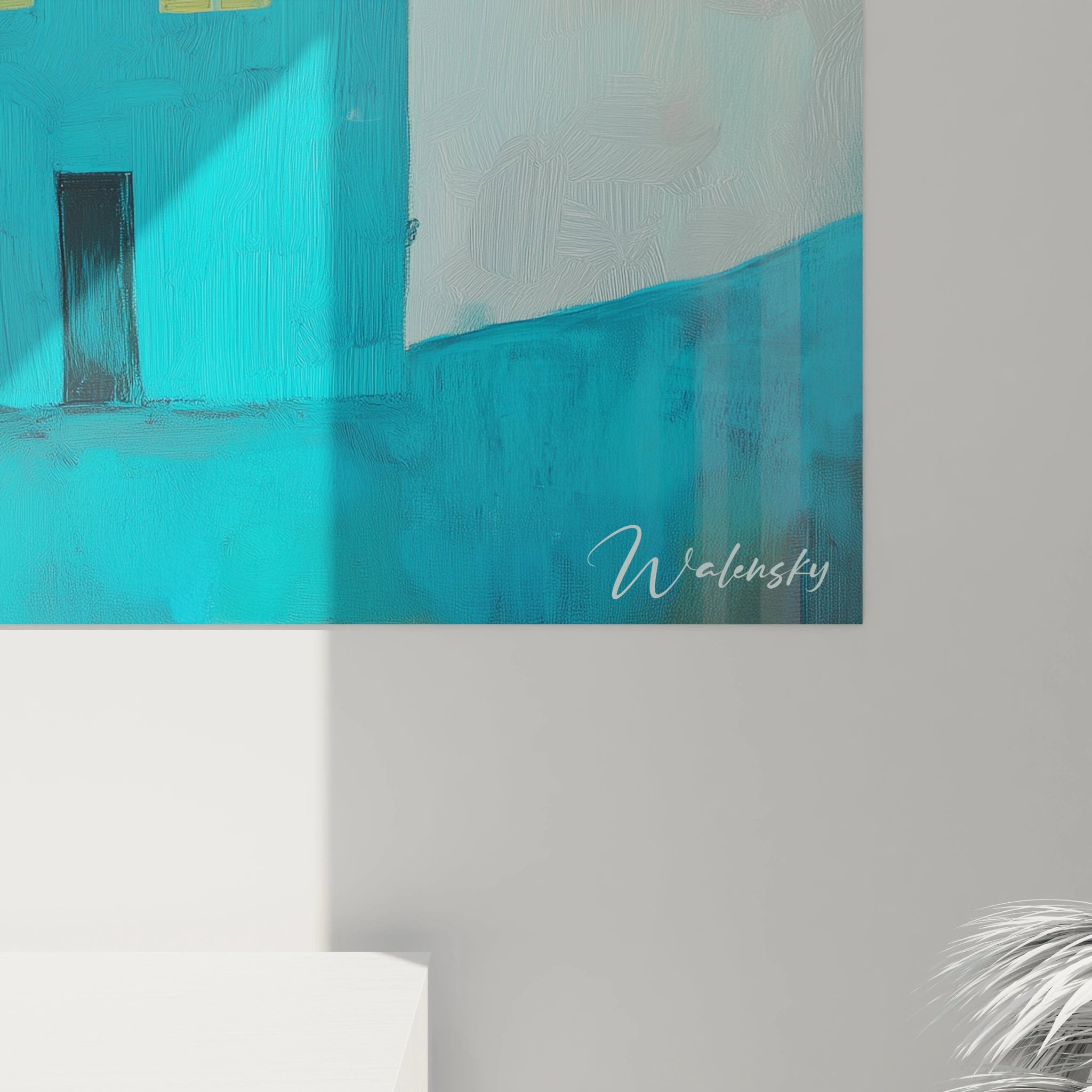 Détail d’un tableau Marc Chagall illustrant des formes géométriques simples, des nuances de bleu dominant la maison et le sol, des fenêtres jaunes, et des textures douces dans le ciel pastel.