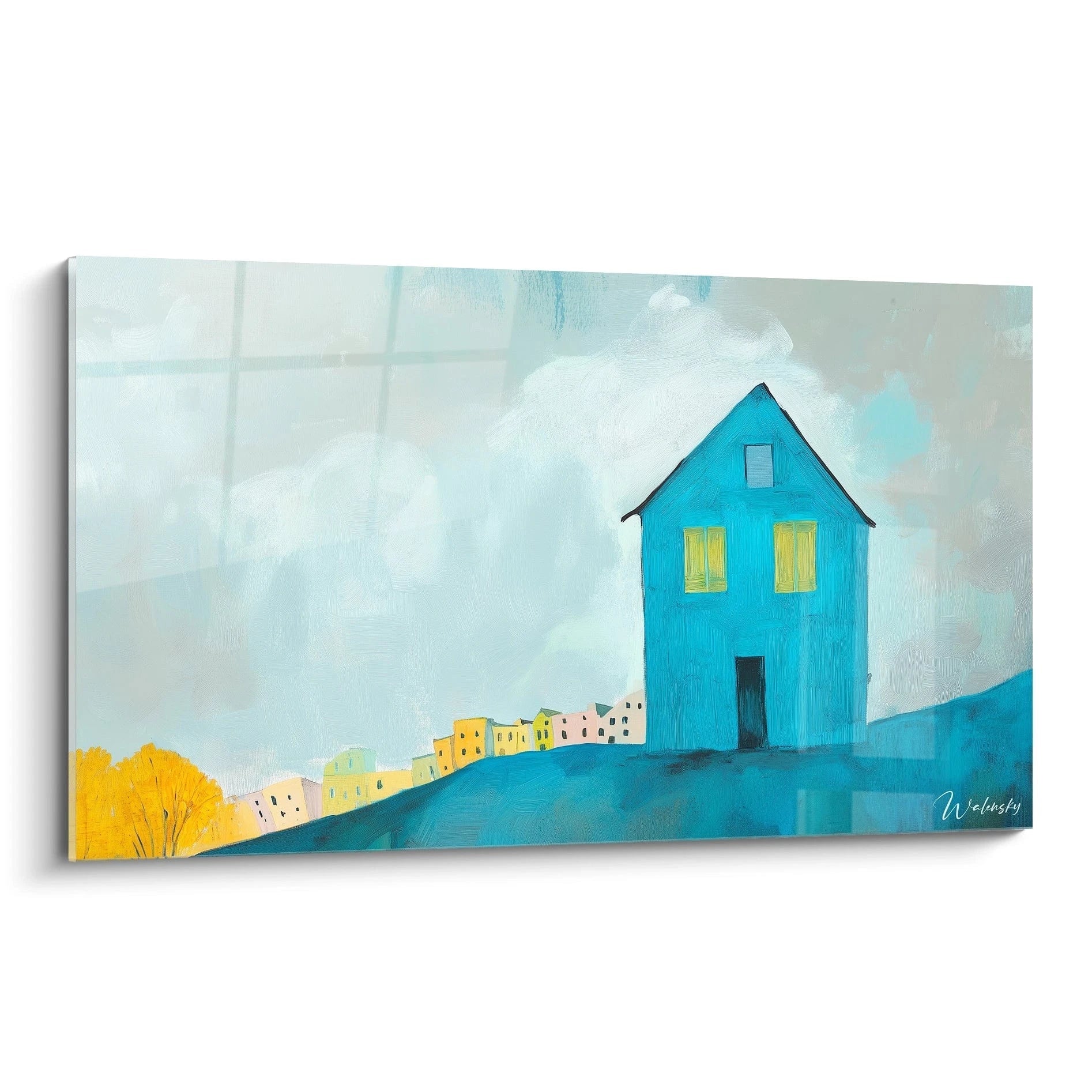 Un tableau Marc Chagall représentant une maison bleue avec des fenêtres jaunes, posée sur une colline inclinée, sous un ciel pastel texturé de nuances gris clair et bleu pâle.