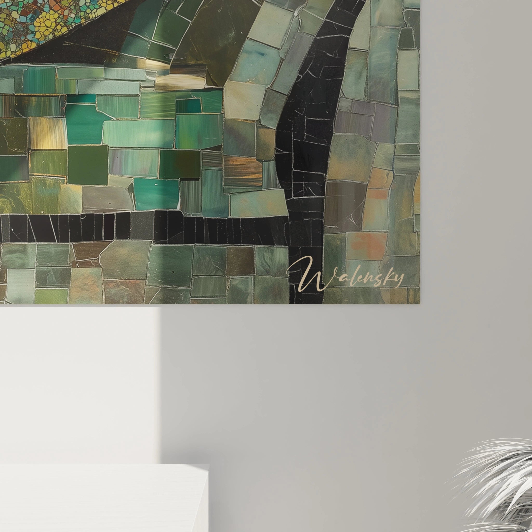 Tableau Goya représentant une femme aux cheveux noirs, allongée sur un canapé vert émeraude, avec des textures mosaïques en nuances dorées, vertes et jaunes, formant un motif visuel contrasté.