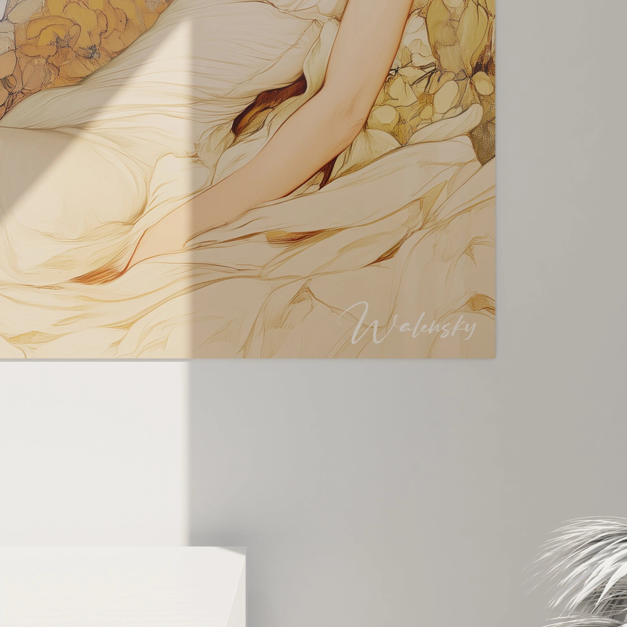 Tableau Goya figurant une silhouette féminine allongée sur un fond floral, associant des couleurs beige, or et vert, avec des textures délicates et des motifs végétaux aux détails précis.