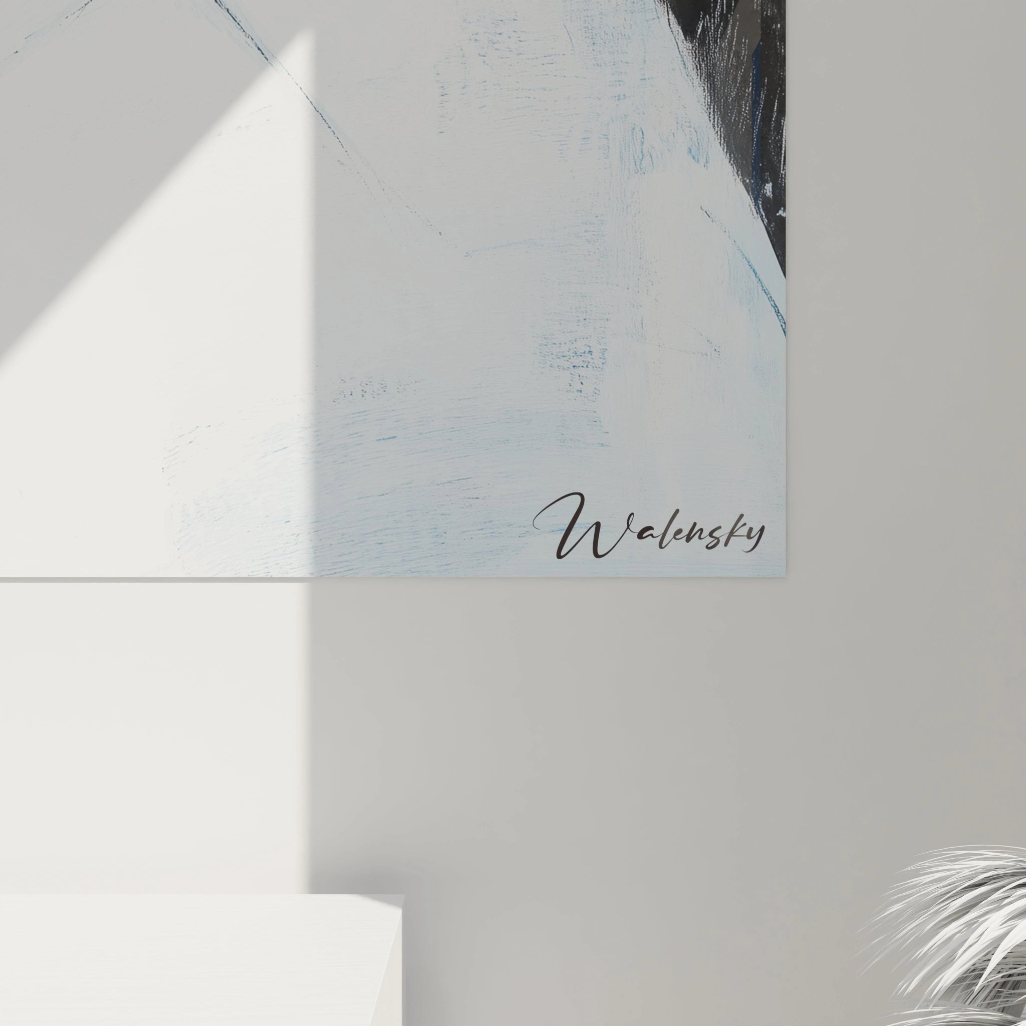 Un tableau Alfred Sisley représentant une vallée glacée avec des structures rocheuses anguleuses et des arbres sombres. La palette repose sur des nuances de bleu, blanc et noir, avec des lignes nettes et des surfaces texturées.