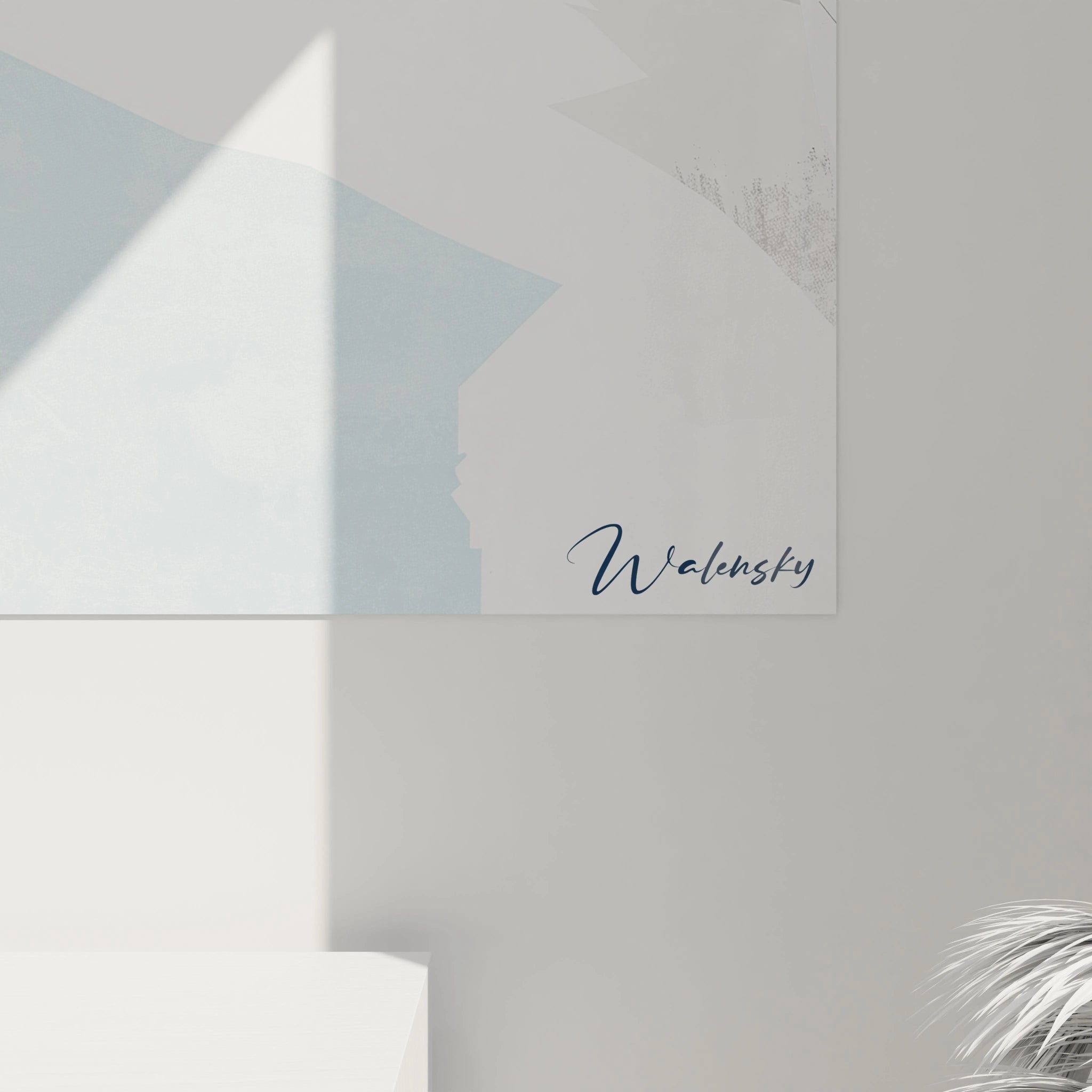 Un tableau Alfred Sisley représentant un paysage urbain minimaliste en hiver, avec des bâtiments flous et un lampadaire. Les teintes de bleu, noir et blanc sont appliquées avec des lignes épurées et des textures picturales variées.