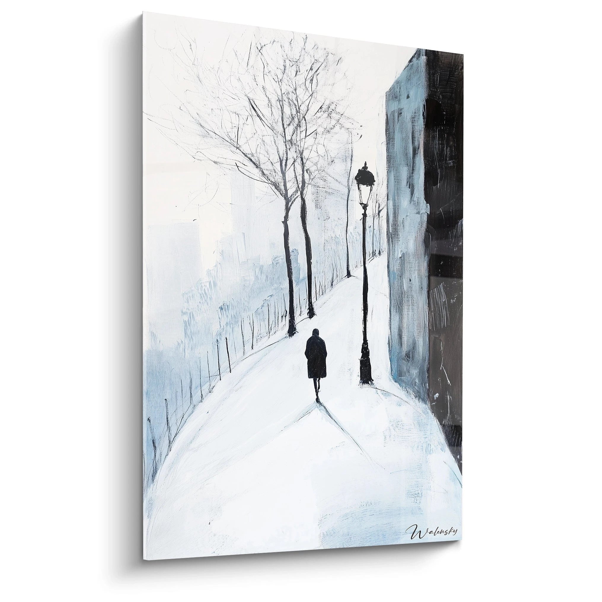 Un tableau Alfred Sisley représentant une ruelle enneigée avec un personnage vêtu de noir marchant vers l’horizon. Les couleurs dominantes sont le blanc, le bleu et le noir, avec des ombres contrastées et des textures visibles.