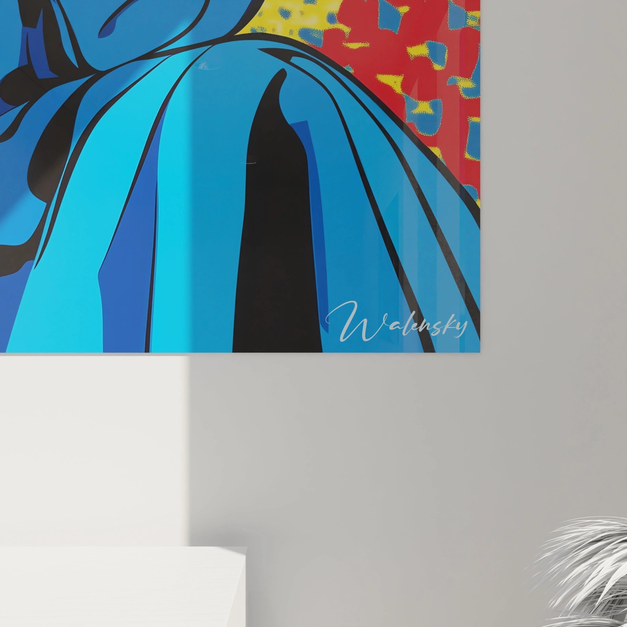 Ce tableau artistique abstrait affiche un portrait de femme en robe bleue, des cheveux noirs lisses, sur un fond dynamique composé de motifs rouges, jaunes et bleus texturés par des points et des formes géométriques.