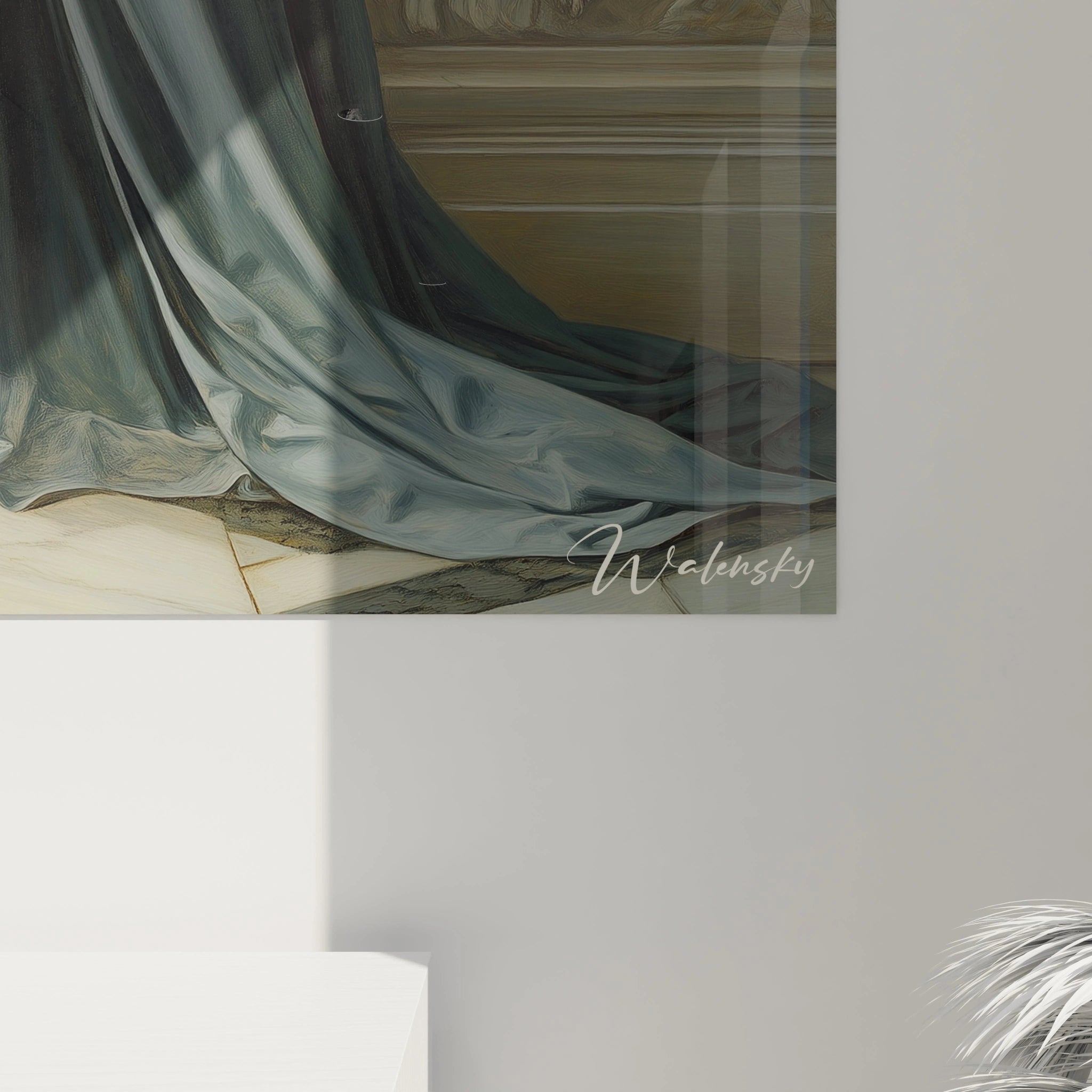 Un tableau Pierre-Auguste Renoir représentant une femme couronnée en robe bleu-gris, posant près de colonnes beiges décorées de reliefs complexes, avec un ciel bleu clair en arrière-plan.