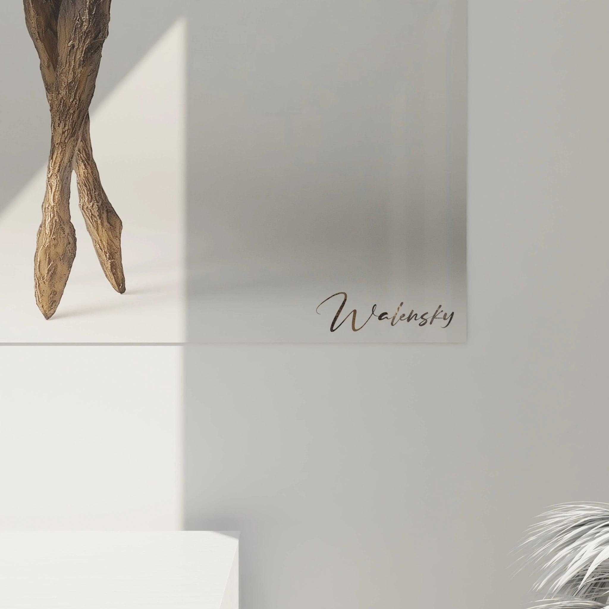 Tableau Edgar Degas mettant en scène une forme féminine gracieuse, présentant des détails en relief, des couleurs bronze et or, et une surface texturée soulignant les contours et le mouvement figé.