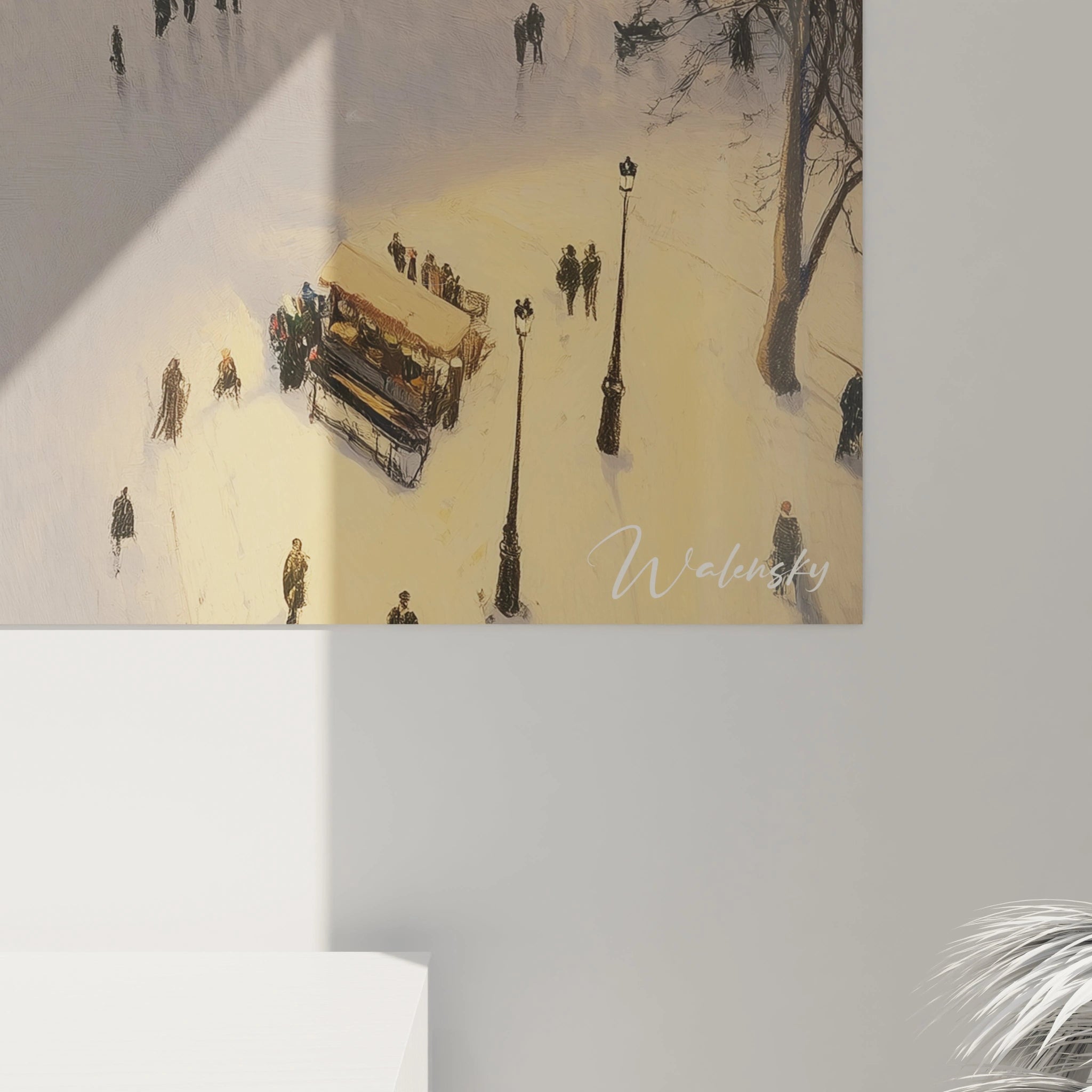 Un tableau Camille Pissarro capturant une scène urbaine enneigée, avec des passants en noir dispersés sur la place, des réverbères diffusant une lumière chaude et des immeubles en arrière-plan. Teintes beige, doré et gris.