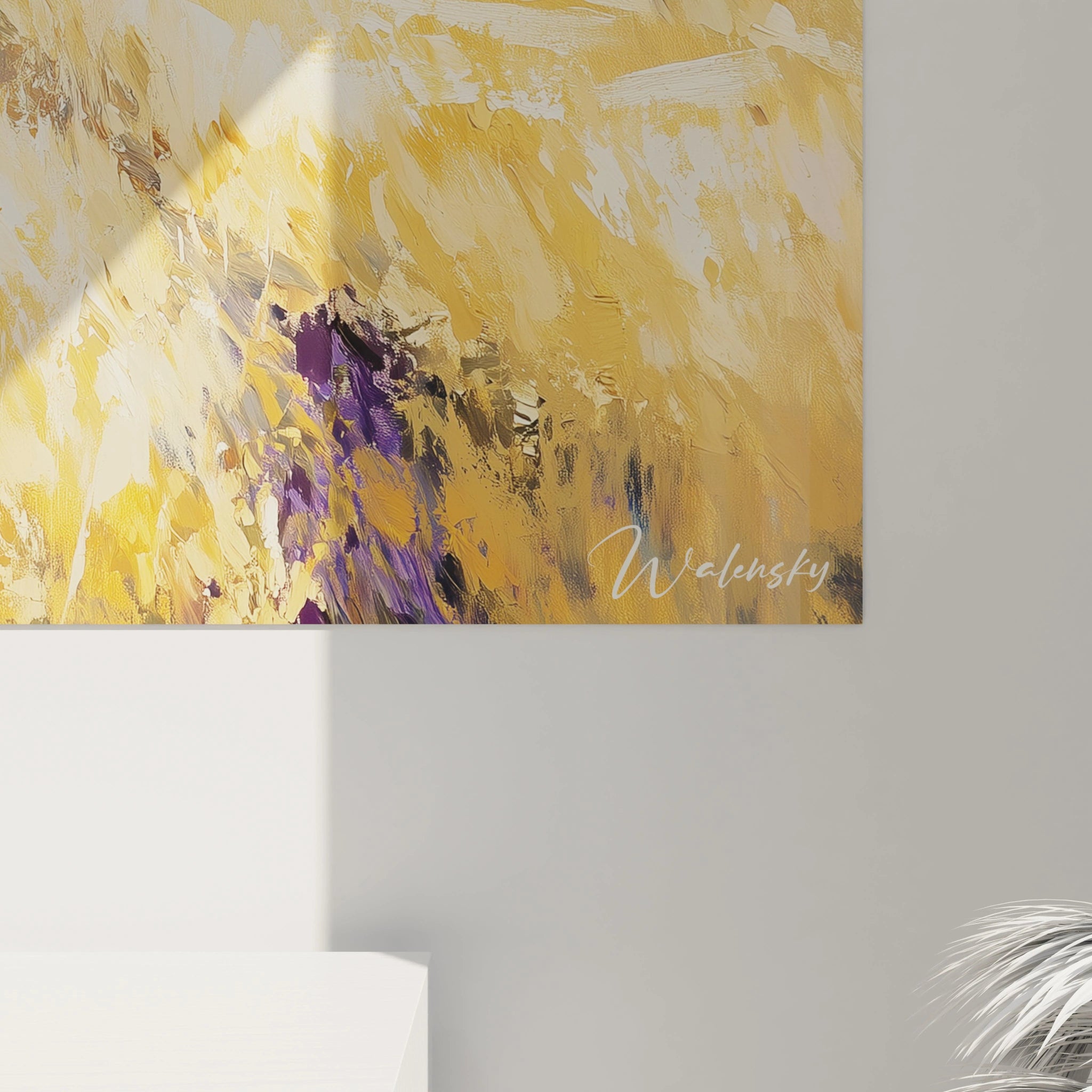 Un tableau Camille Pissarro capturant un champ vallonné avec des figures humaines. Les nuances de jaune, violet et beige créent des effets de profondeur et de mouvement à travers des textures expressives.