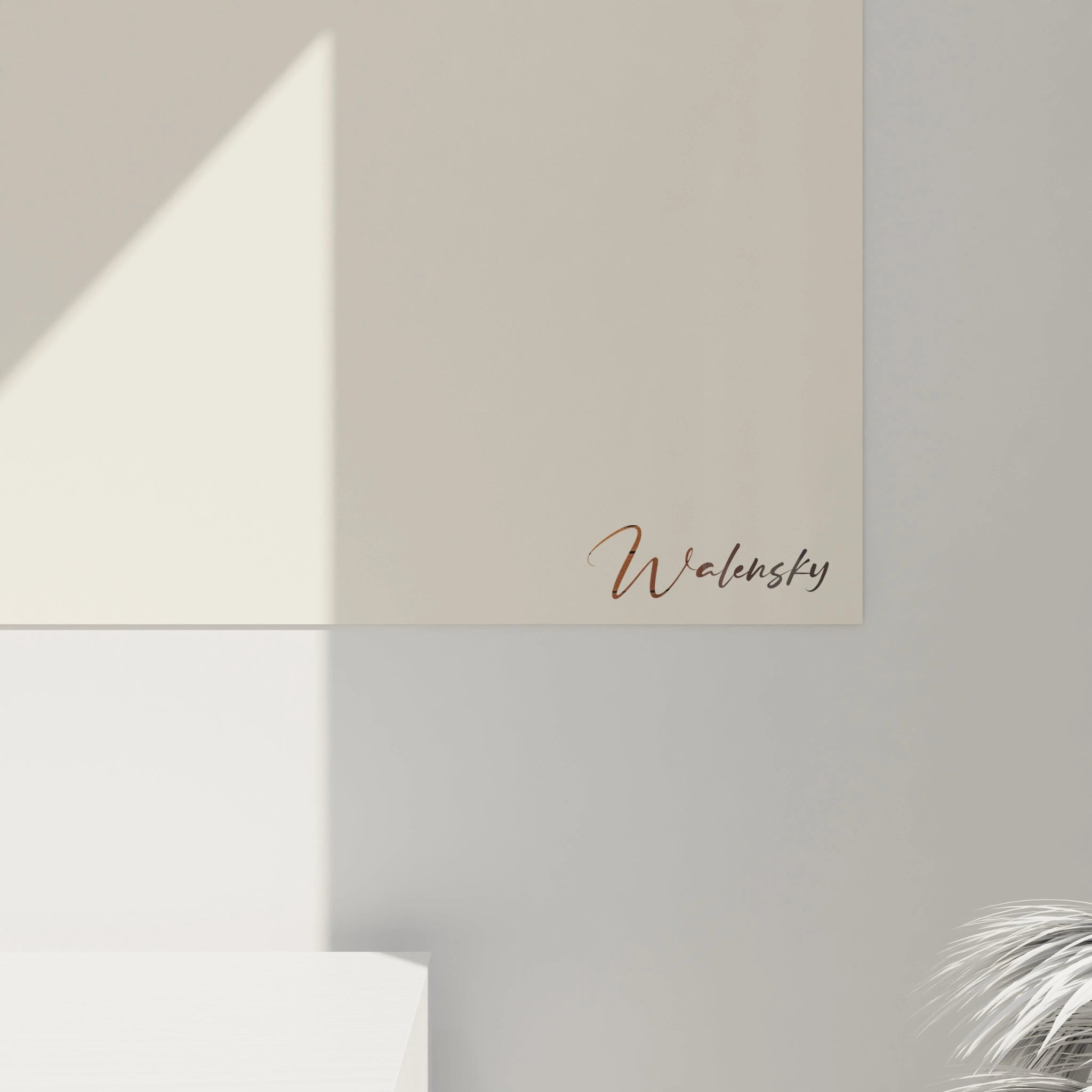 Un tableau René Magritte affichant une pipe détaillée en bois sculpté et noir brillant, flottant visuellement sur un fond beige homogÚne, avec une ombre nette soulignant sa présence.