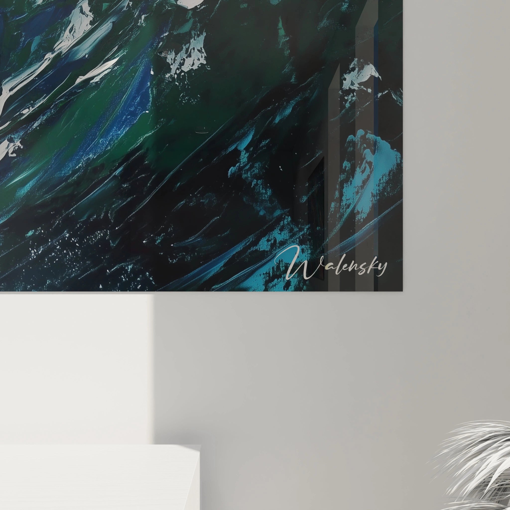 Tableau Gustave Courbet montrant des vagues déferlantes, avec des éclats blancs contrastant des tons bleu marine et jaune doux, appliqués avec des coups de pinceau visibles.