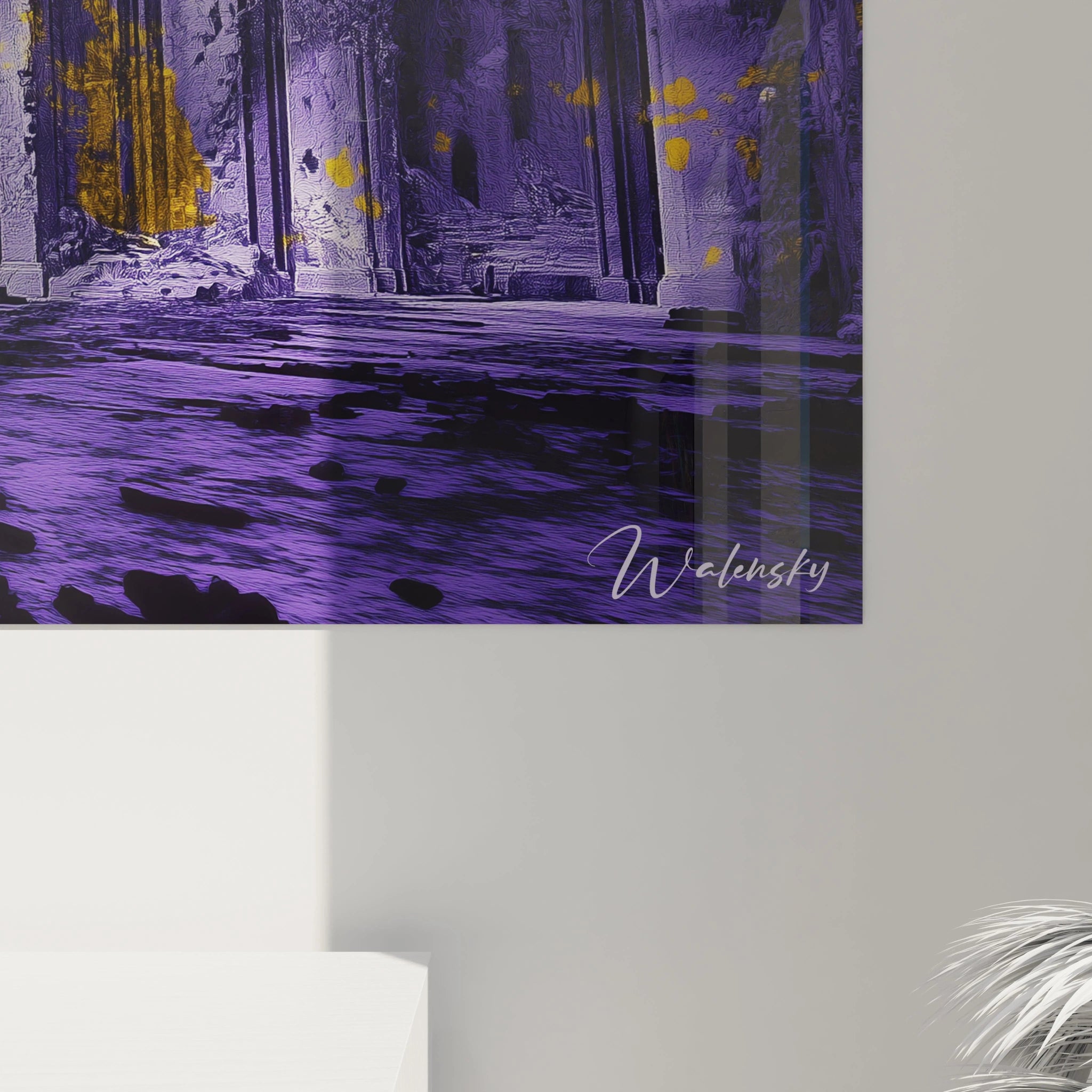 Un tableau Caspar David Friedrich représentant un paysage architectural en ruines, avec des jeux de lumière dorée sur des surfaces violettes texturées et des ombres marquées dans l’arrière-plan.