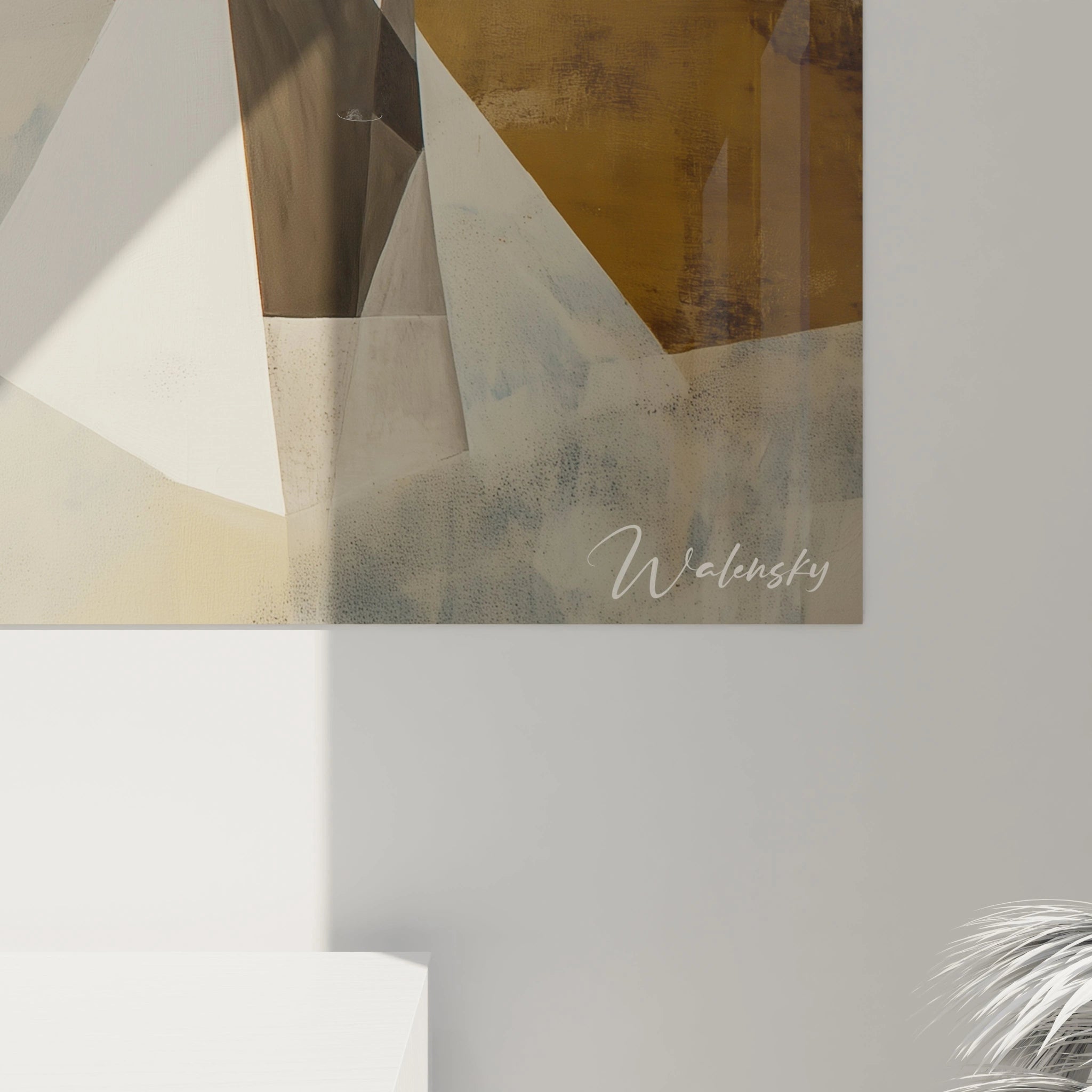 Un tableau Sandro Botticelli affichant une composition symétrique avec trois figures allongées et minimalistes, contrastant avec un arrière-plan doré et des formes géométriques en beige et blanc.