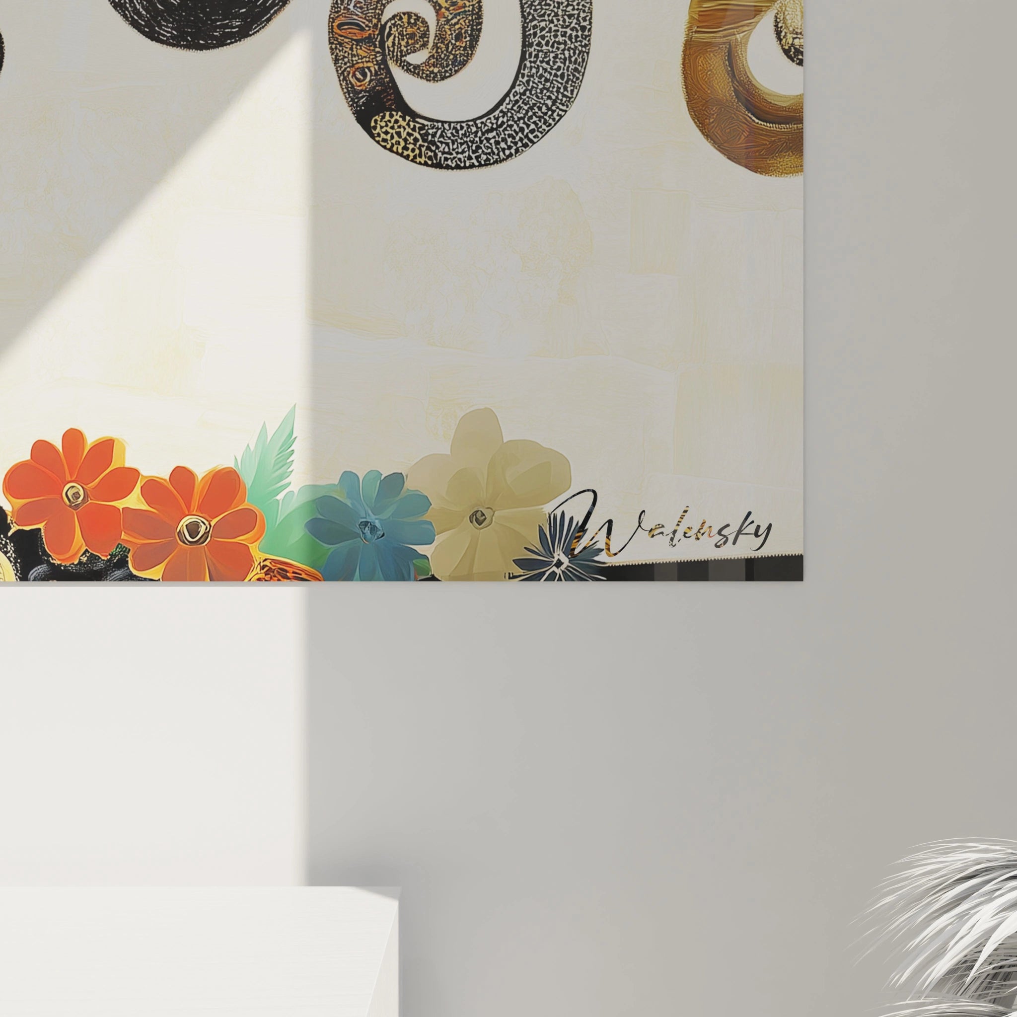 Un tableau artistique abstrait reprĂ©sentant un arbre stylisĂ© ornĂ© de motifs en spirale dorĂ©s et noirs, sur un fond beige uni avec des fleurs rouges, jaunes et violettes au bas de lâimage.