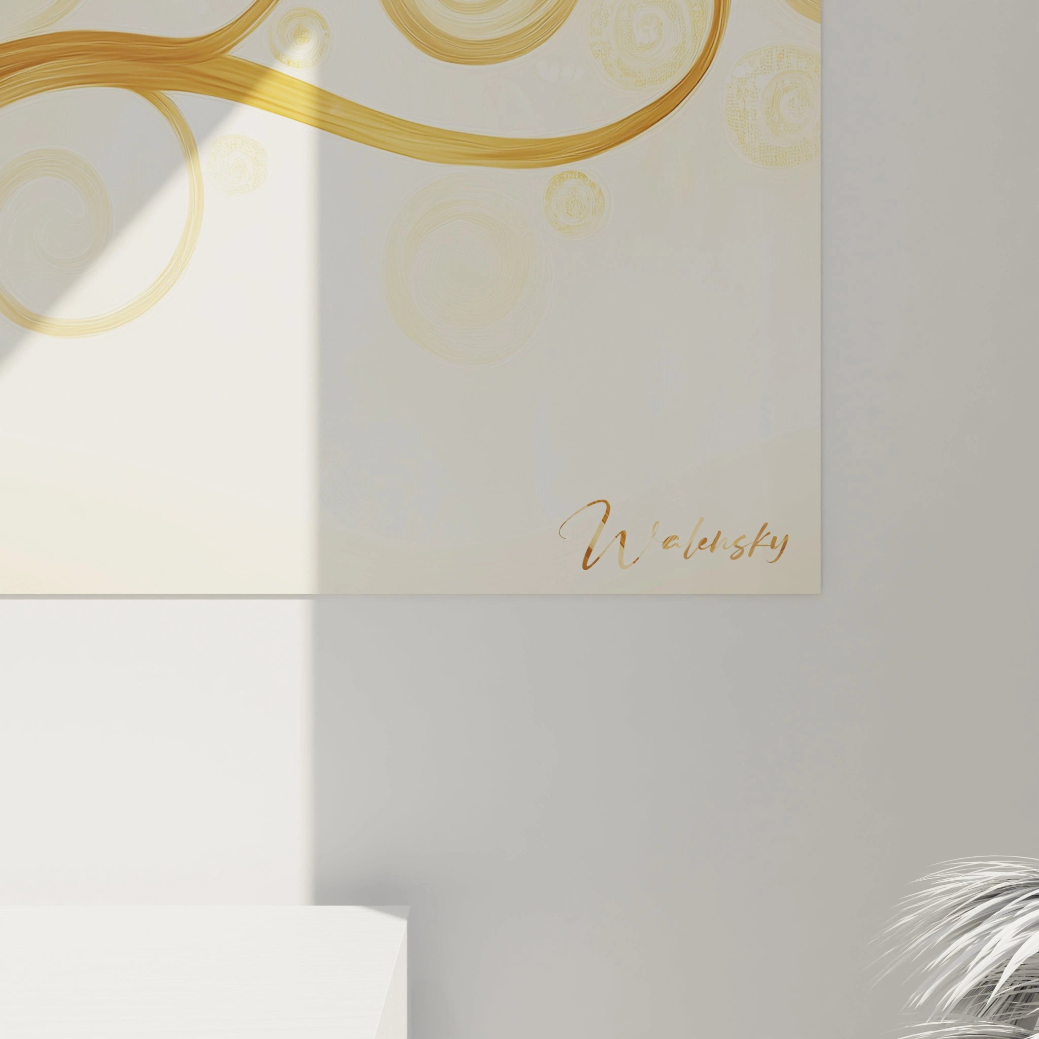 Un tableau artistique abstrait avec des spirales dorées et marron, un arbre stylisé au centre, et un fond beige clair offrant un contraste subtil avec les détails texturés.