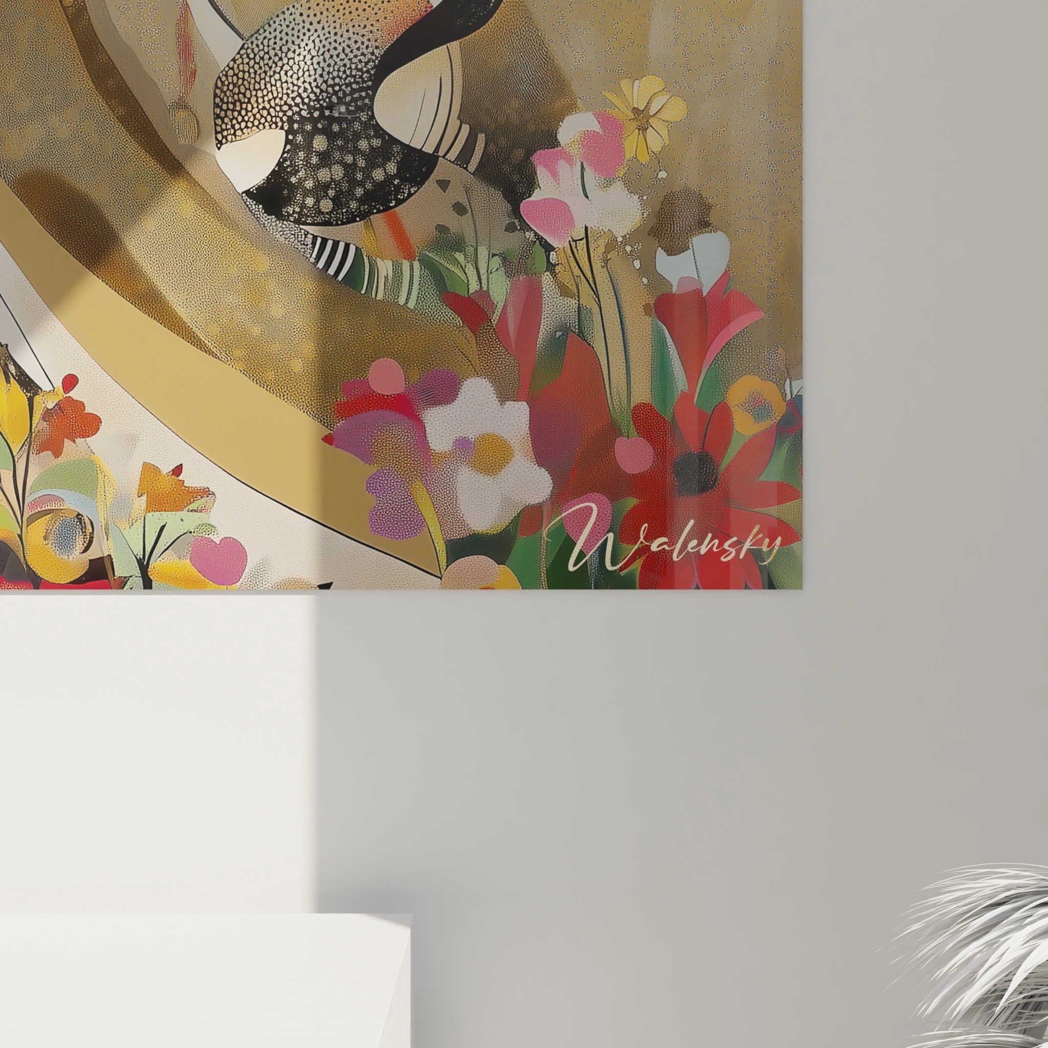 Détail d’un tableau Gustav Klimt mettant en évidence des spirales dorées, des textures noires et des fleurs multicolores, soulignant la richesse visuelle et la précision des motifs abstraits.