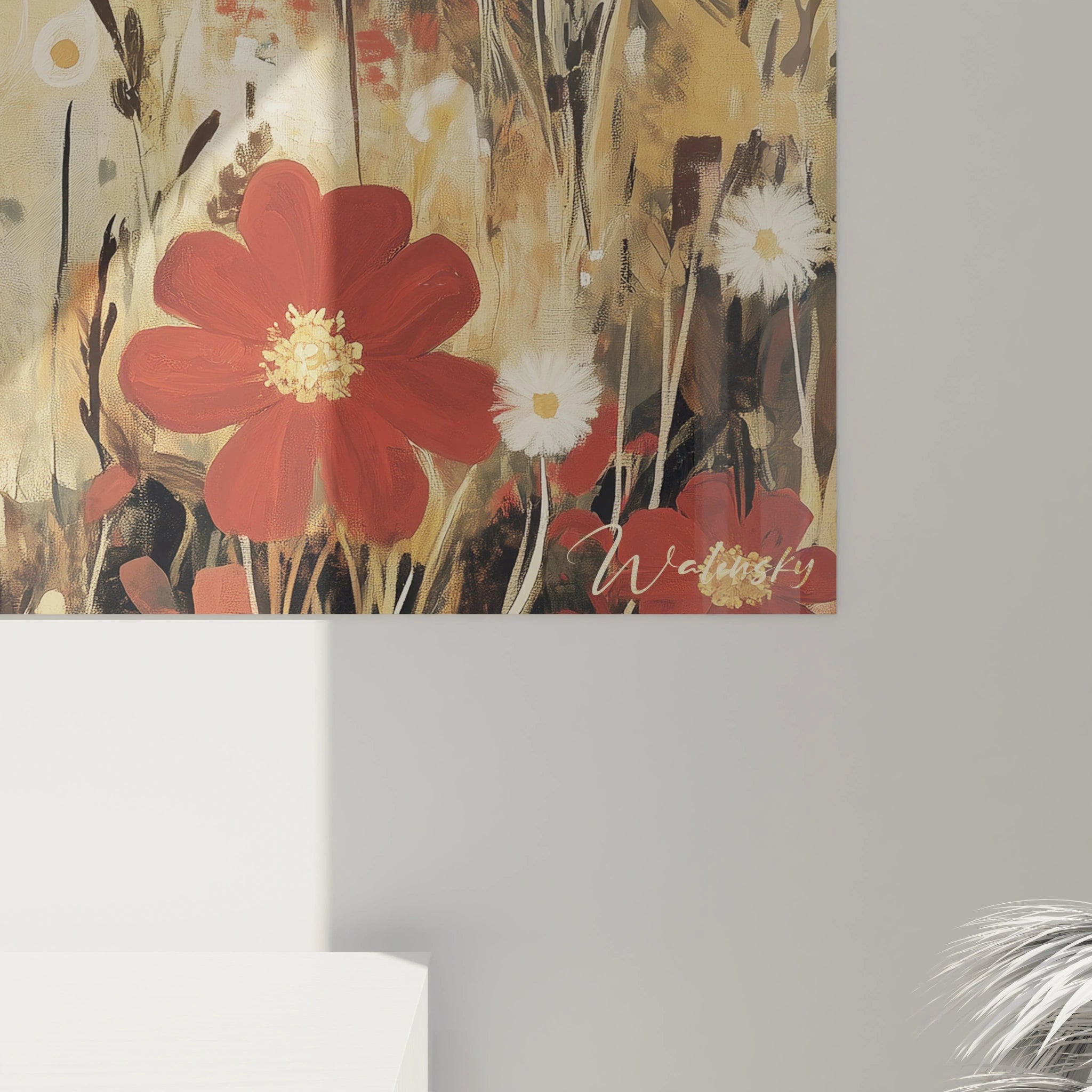 Un tableau Gustav Klimt mettant en avant un duo central dans des teintes or et noir, orné de motifs géométriques, de spirales texturées et d’une base florale en rouge et blanc.