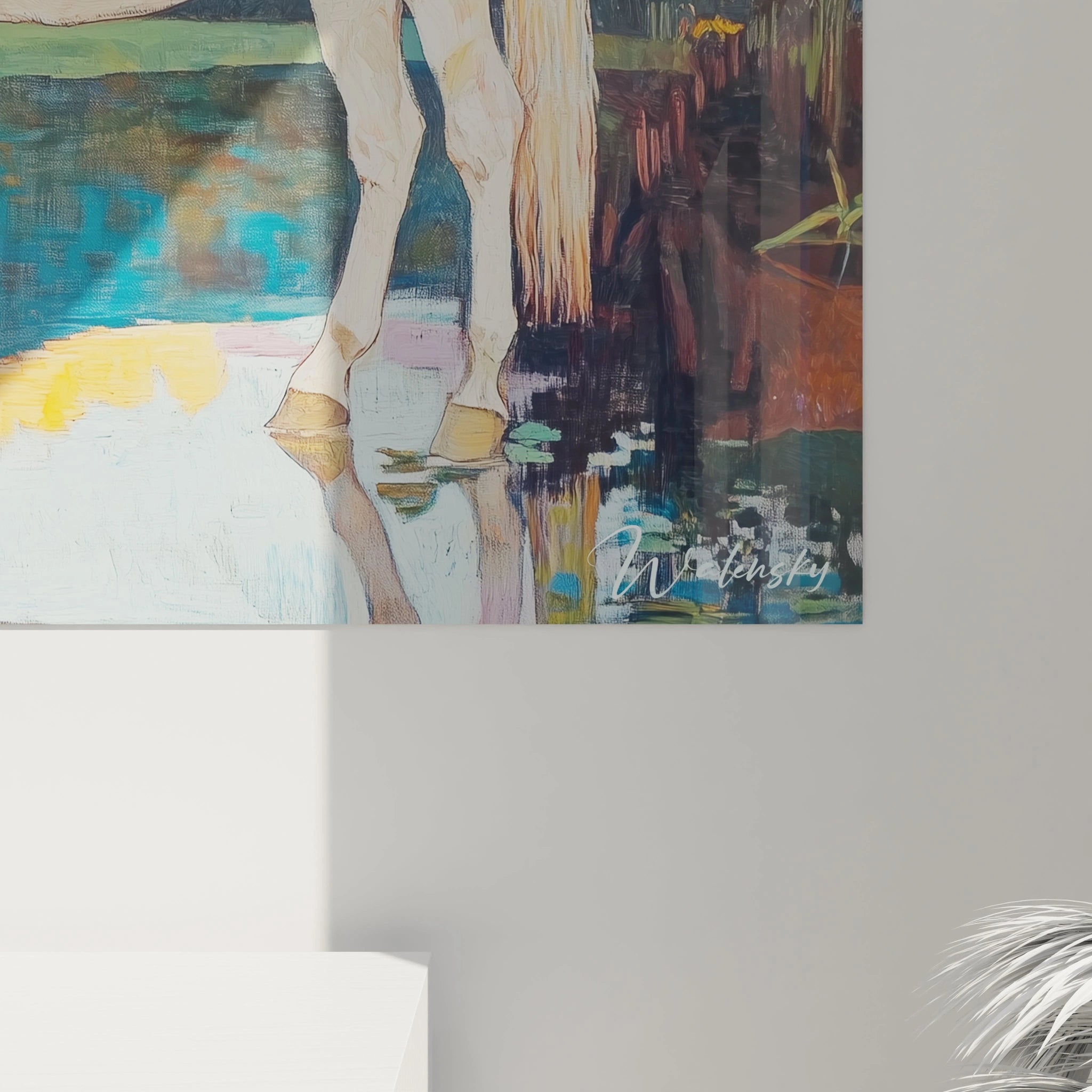 Un tableau Paul Gauguin mettant en avant un cheval blanc et son reflet dans l’eau, accompagné de plantes tropicales, de montagnes et d’un ciel aux nuances de jaune et bleu.