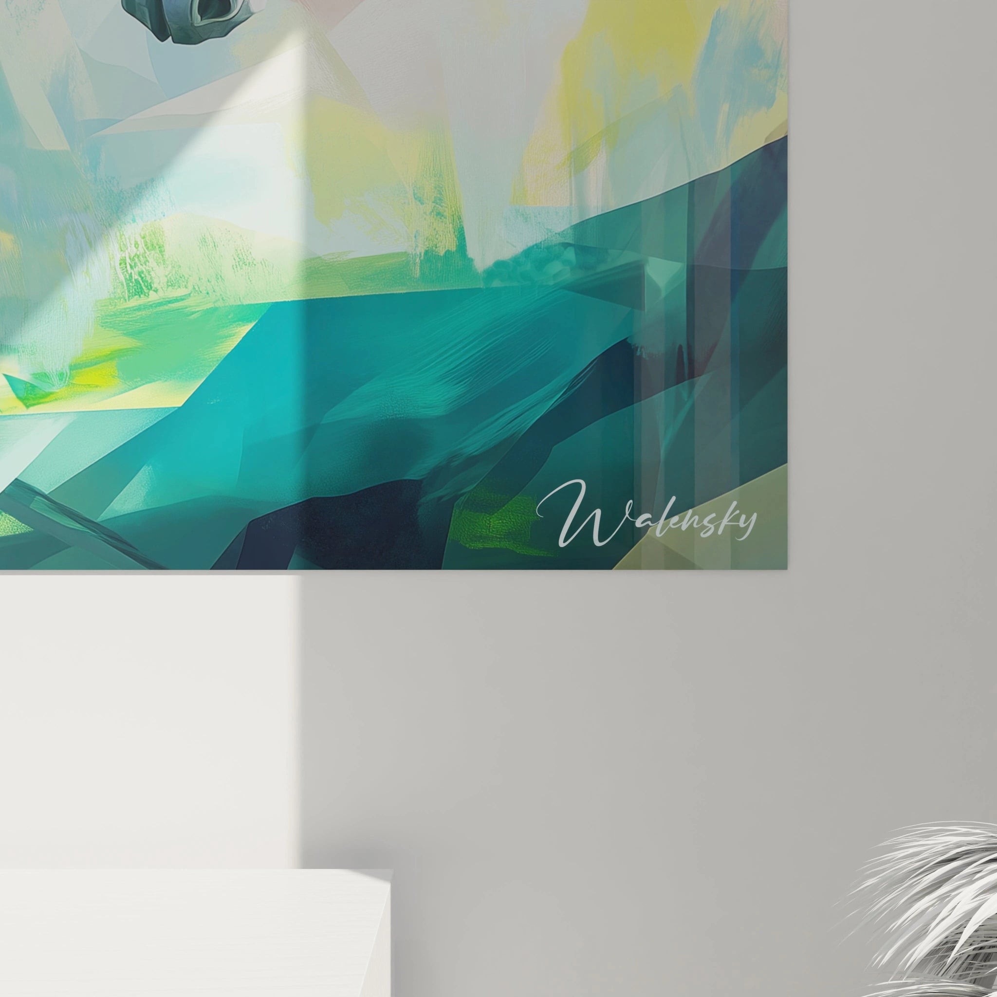 Un tableau artistique abstrait mettant en scène un cheval blanc en mouvement, avec un décor fragmenté en nuances de vert et de jaune, et des textures cristallines et épurées.