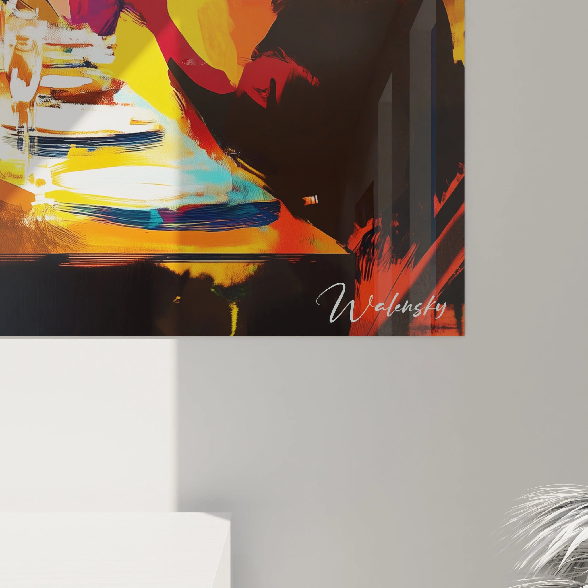 Un tableau Pierre-Auguste Renoir représentant une table garnie de verres et de bougies, entourée de figures floues dans des tons de bleu vif, rouge intense et orange éclatant, avec des effets visuels abstraits.