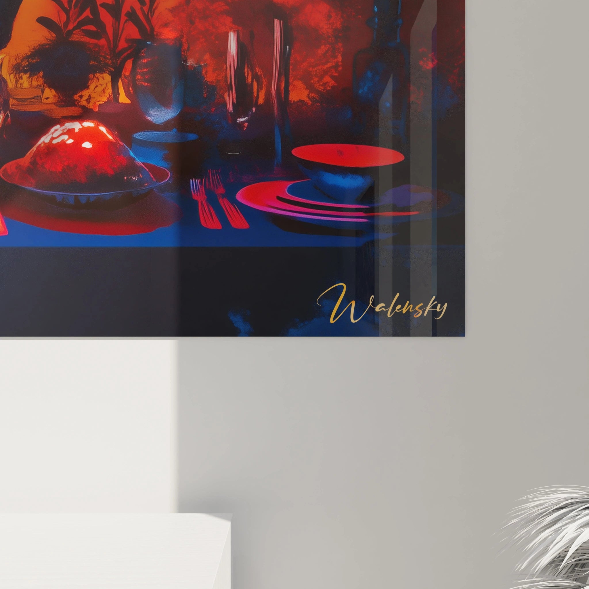 Un tableau Pierre-Auguste Renoir affichant une nature morte colorée, avec une table dressée en bleu et rouge, des reflets lumineux sur le verre et des silhouettes végétales en arriÚre-plan.