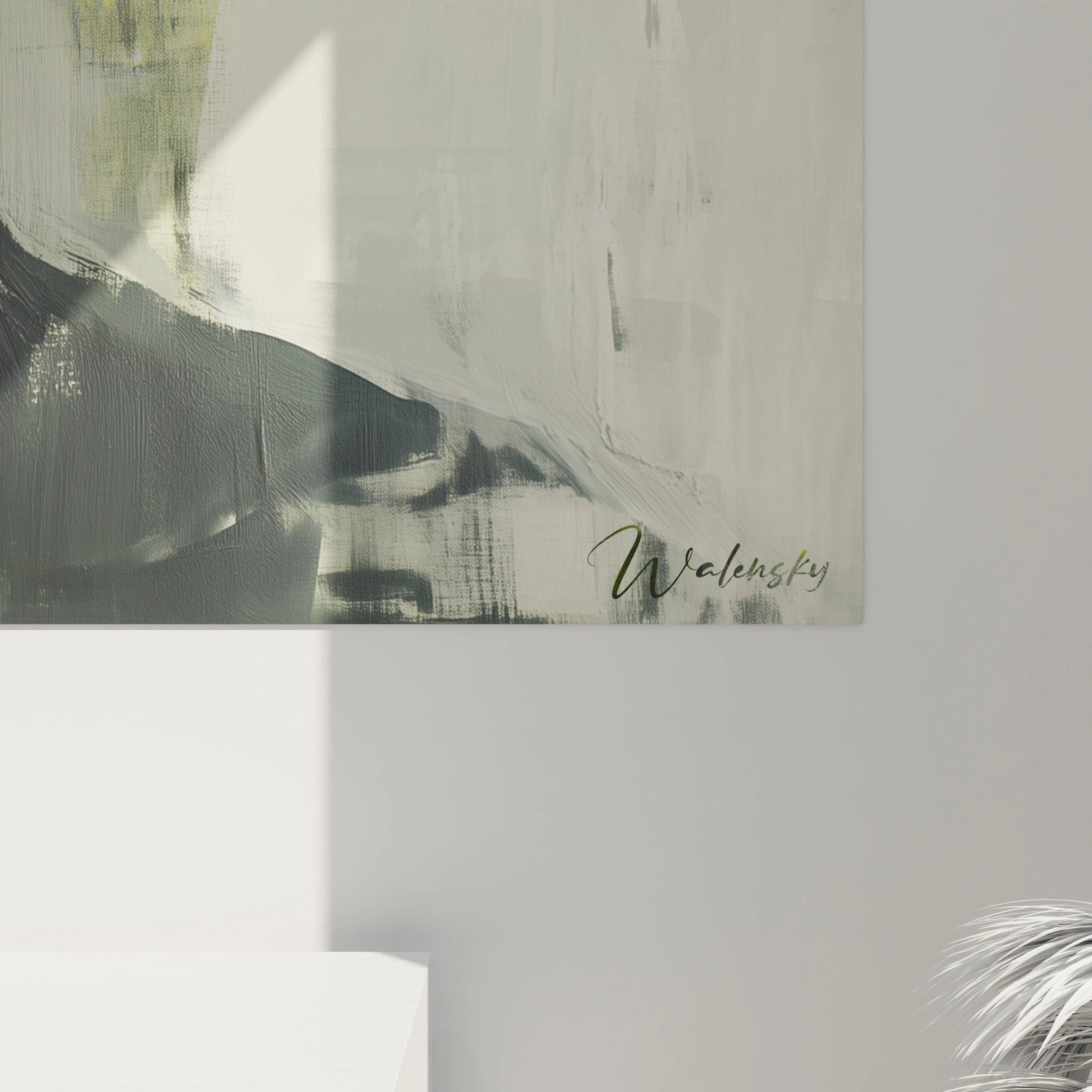 Un tableau René Magritte avec un personnage abstrait en costume, dominé par des nuances de noir et gris, où la pomme verte au centre contraste avec un fond texturé et des coups de pinceau expressifs.