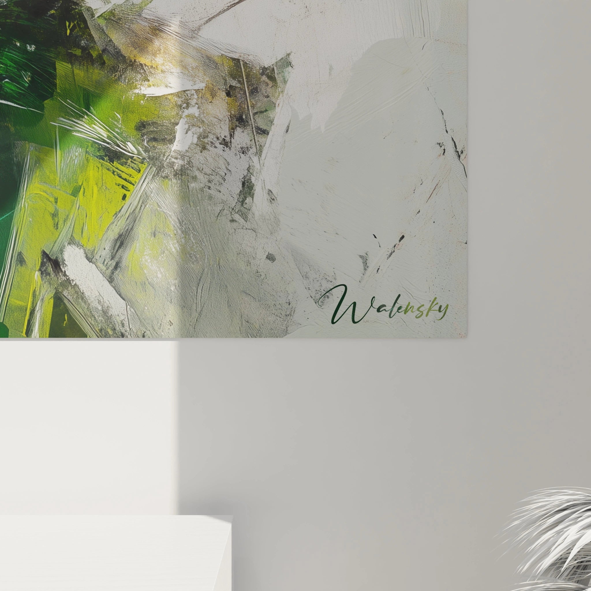 Un tableau René Magritte composé d’un personnage en vert foncé, recouvert d’un effet éclaté et fragmenté. Contraste marqué avec une sphère jaune et des éléments abstraits sur fond blanc-gris.