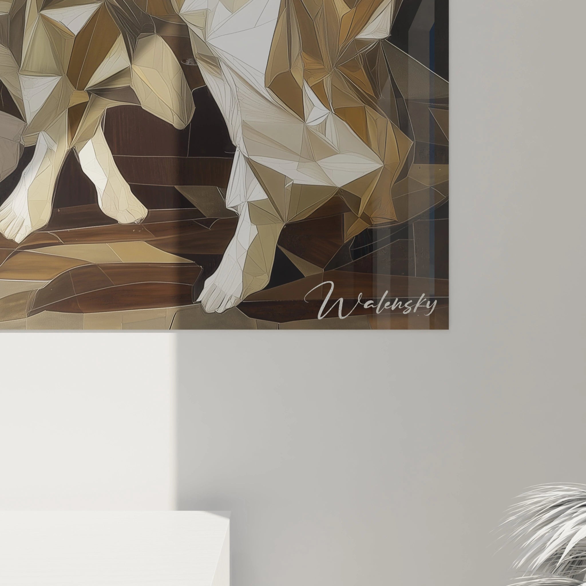 Un tableau artistique abstrait illustrant trois femmes aux traits sculpturaux et aux vêtements aux reflets dorés et blancs, avec des textures polygonales et des ombres marquées sur un décor foncé.