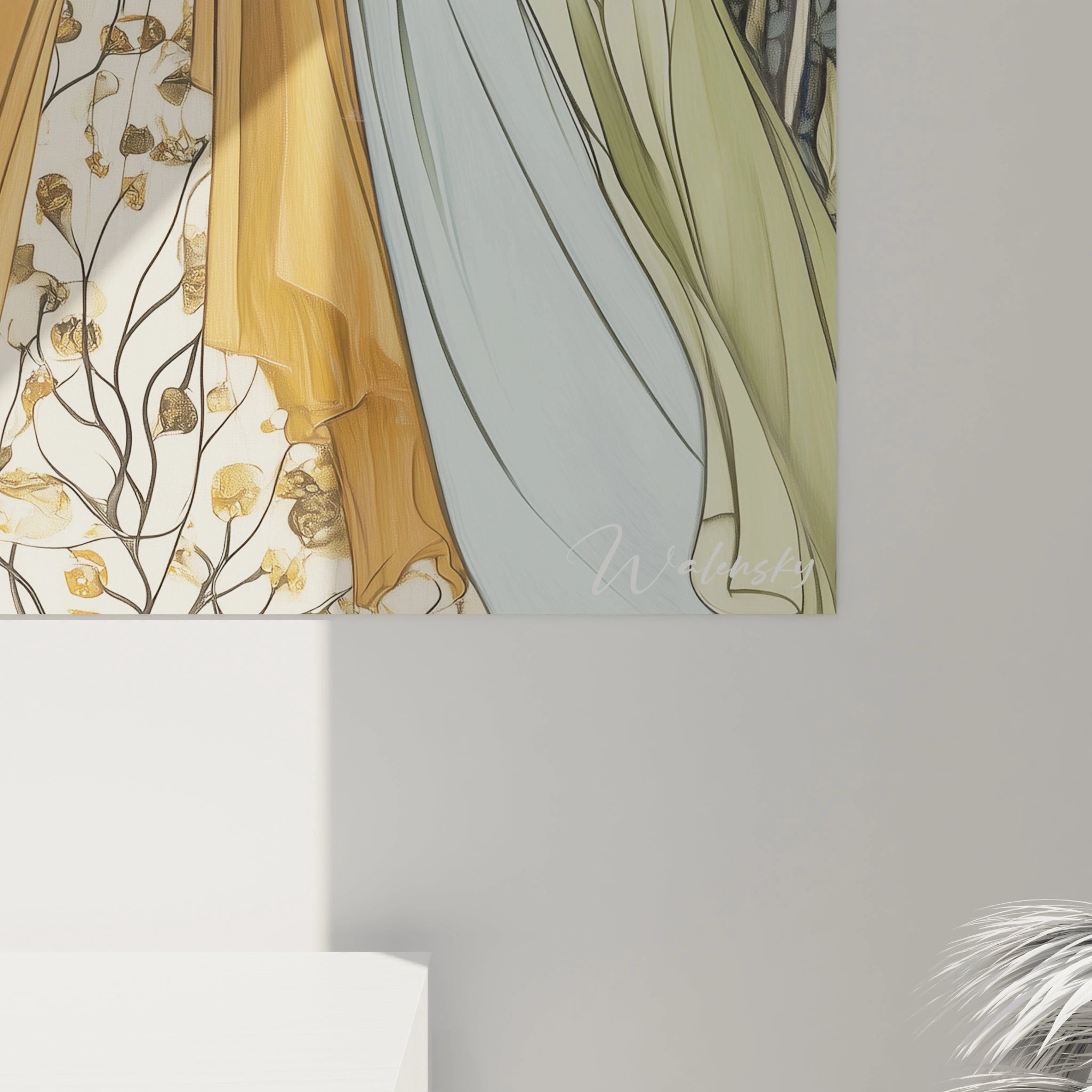 Un tableau Sandro Botticelli représentant trois figures féminines aux robes décorées de motifs floraux, avec des couleurs vert foncé, orange et beige, contrastant avec un arriÚre-plan noir et des textures organiques.