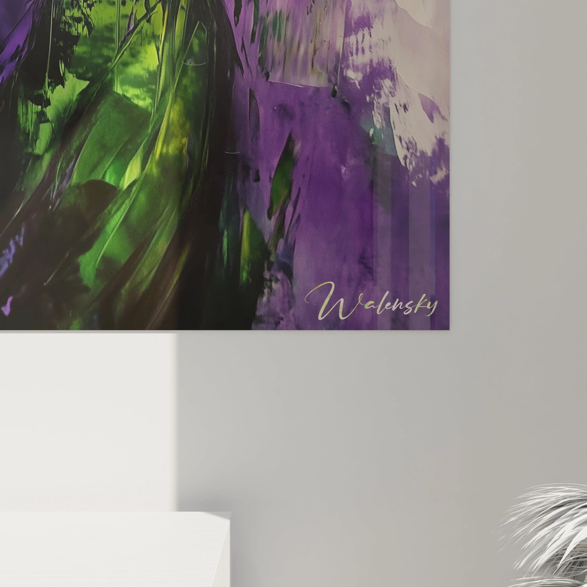 Ce tableau Marc Chagall met en scène un violoniste vêtu de violet, jouant un violon orange. Le fond abstrait est composé de taches colorées en bleu, jaune et vert, avec des effets visuels de relief et de matière.