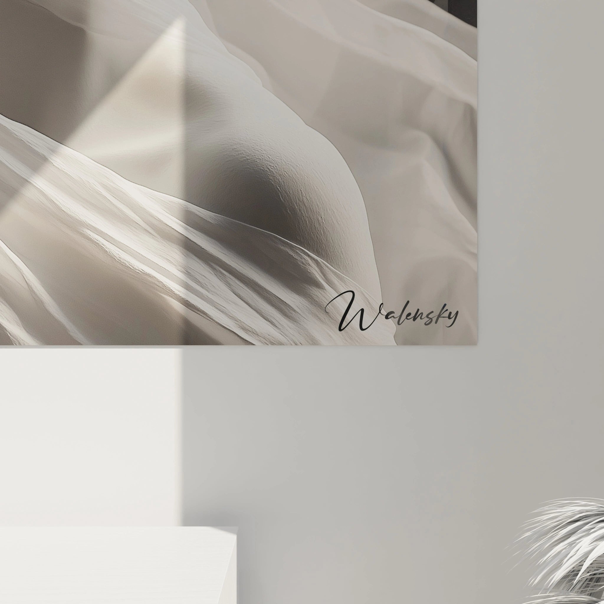 Un tableau RenĂ© Magritte illustrant deux bustes rĂ©alistes aux teintes blanches, enveloppĂ©s dans un voile semi-transparent. LâarriĂšre-plan sombre accentue les dĂ©tails du drapĂ© et des volumes.