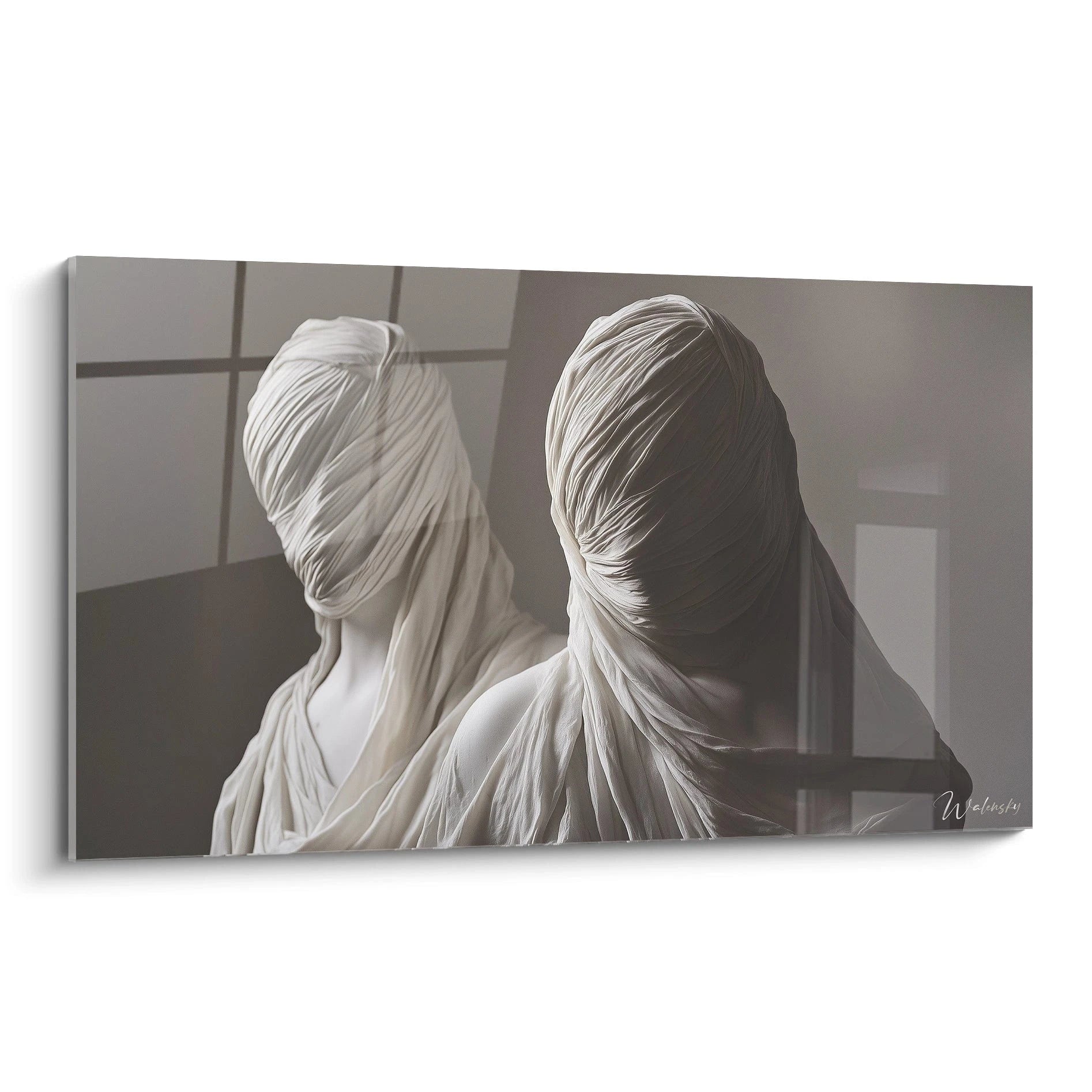 Un tableau René Magritte montrant deux bustes voilés, aux teintes blanc cassé et beige, avec des drapés aux plis marqués et un fond gris uni.