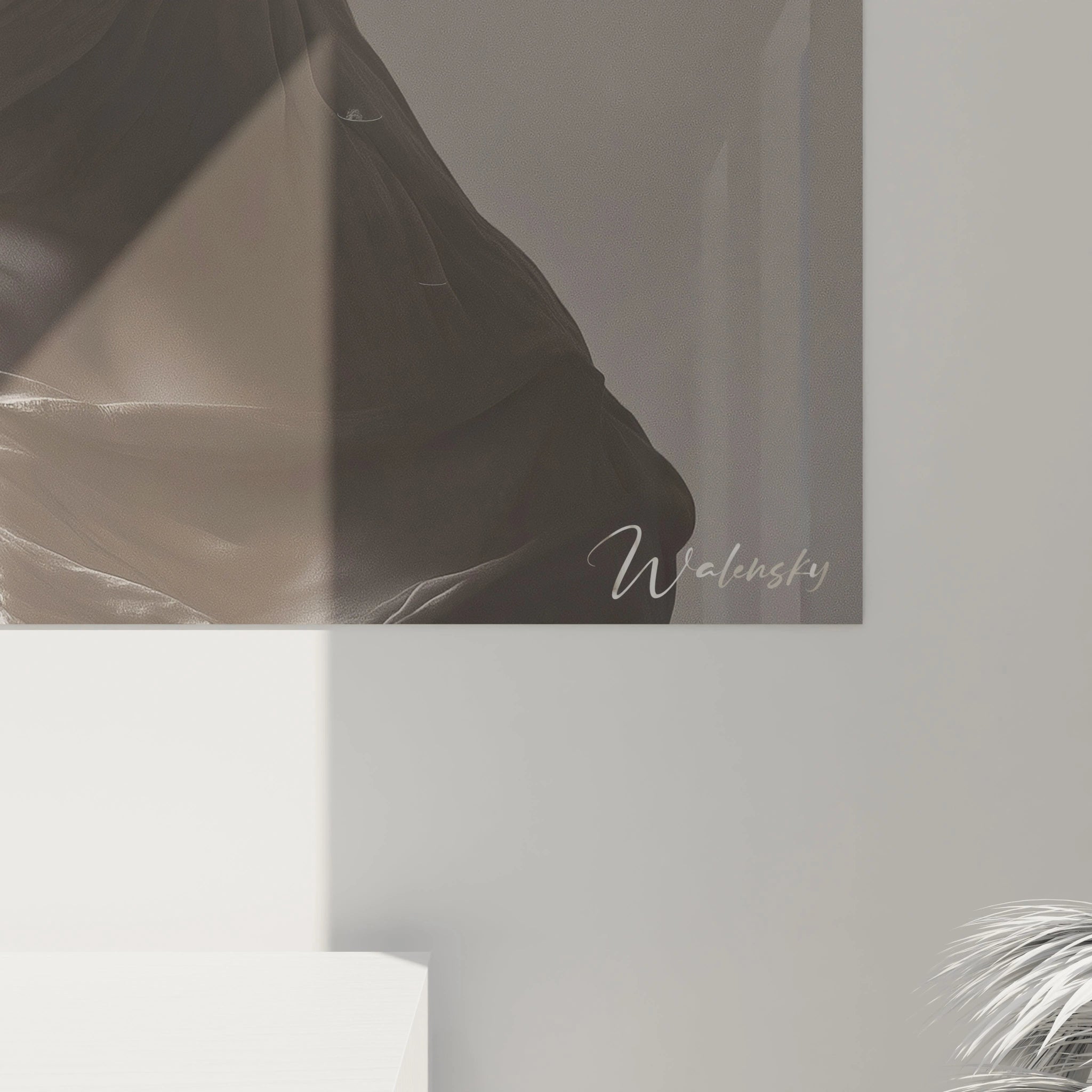 Tableau RenĂ© Magritte illustrant deux bustes statiques, recouverts dâun voile serrĂ© aux reflets beige et blanc, contrastant avec un arriĂšre-plan gris doux.