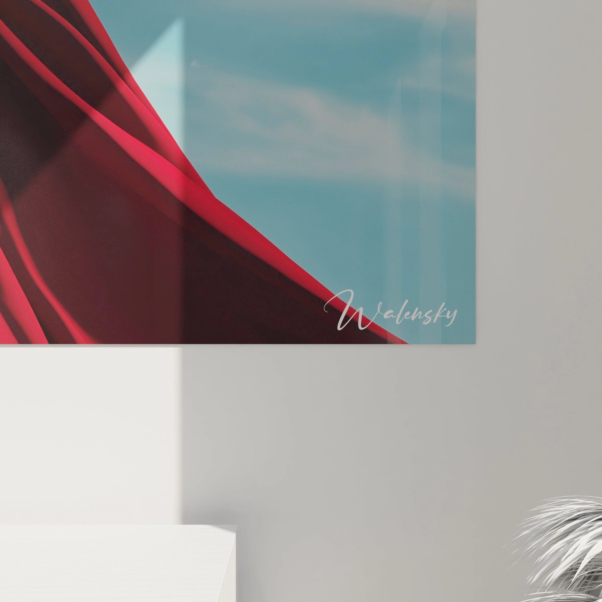 Tableau RenĂ© Magritte mettant en scĂšne une silhouette statique, recouverte dâun textile fin et texturĂ© sur la tĂȘte, avec un grand drapĂ© rouge tombant sur lâĂ©paule, sur fond de ciel bleu lumineux.