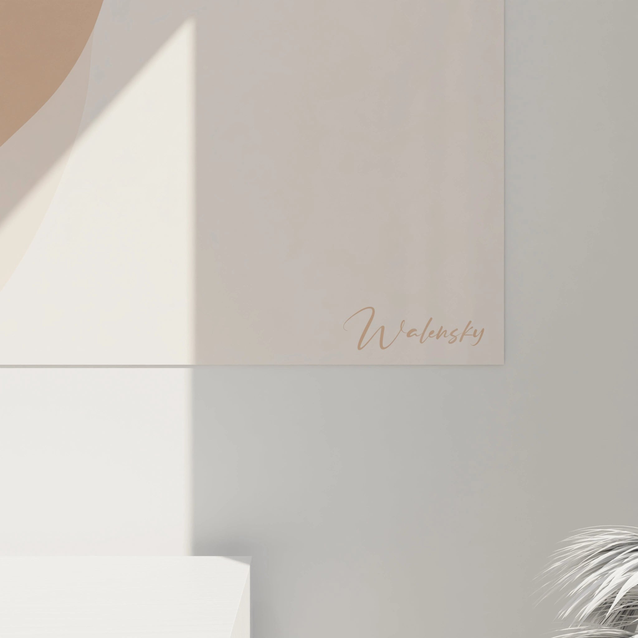 Tableau Marc Chagall composé de deux silhouettes contrastées noir et blanc, avec des formes simples et un fond beige agrémenté d’une large forme marron, sans détails texturés apparents.