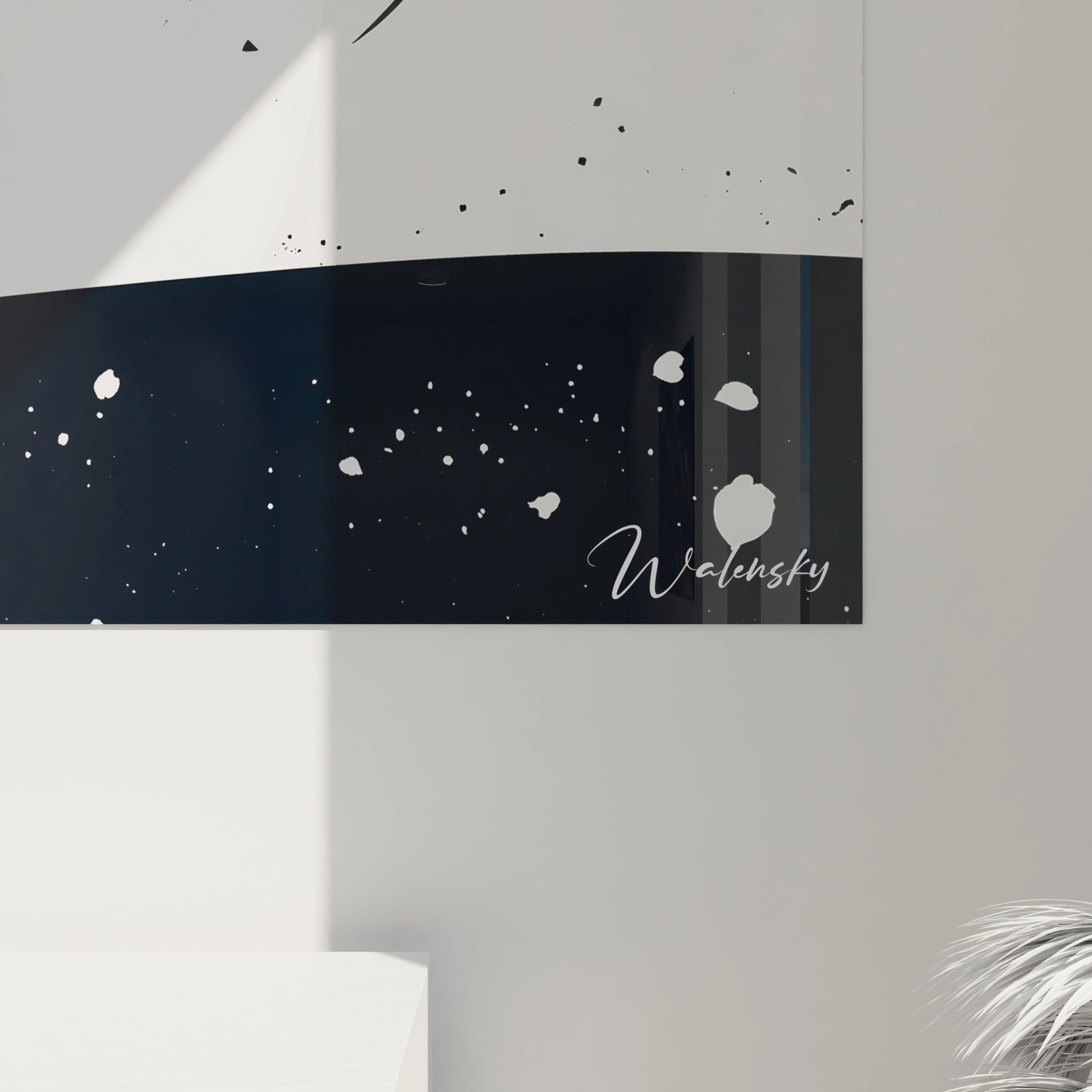 Tableau Marc Chagall représentant deux figures minimalistes, l'une en robe rouge, sur un fond gris clair avec des éléments noirs et rouges, sans textures apparentes ni détails complexes.