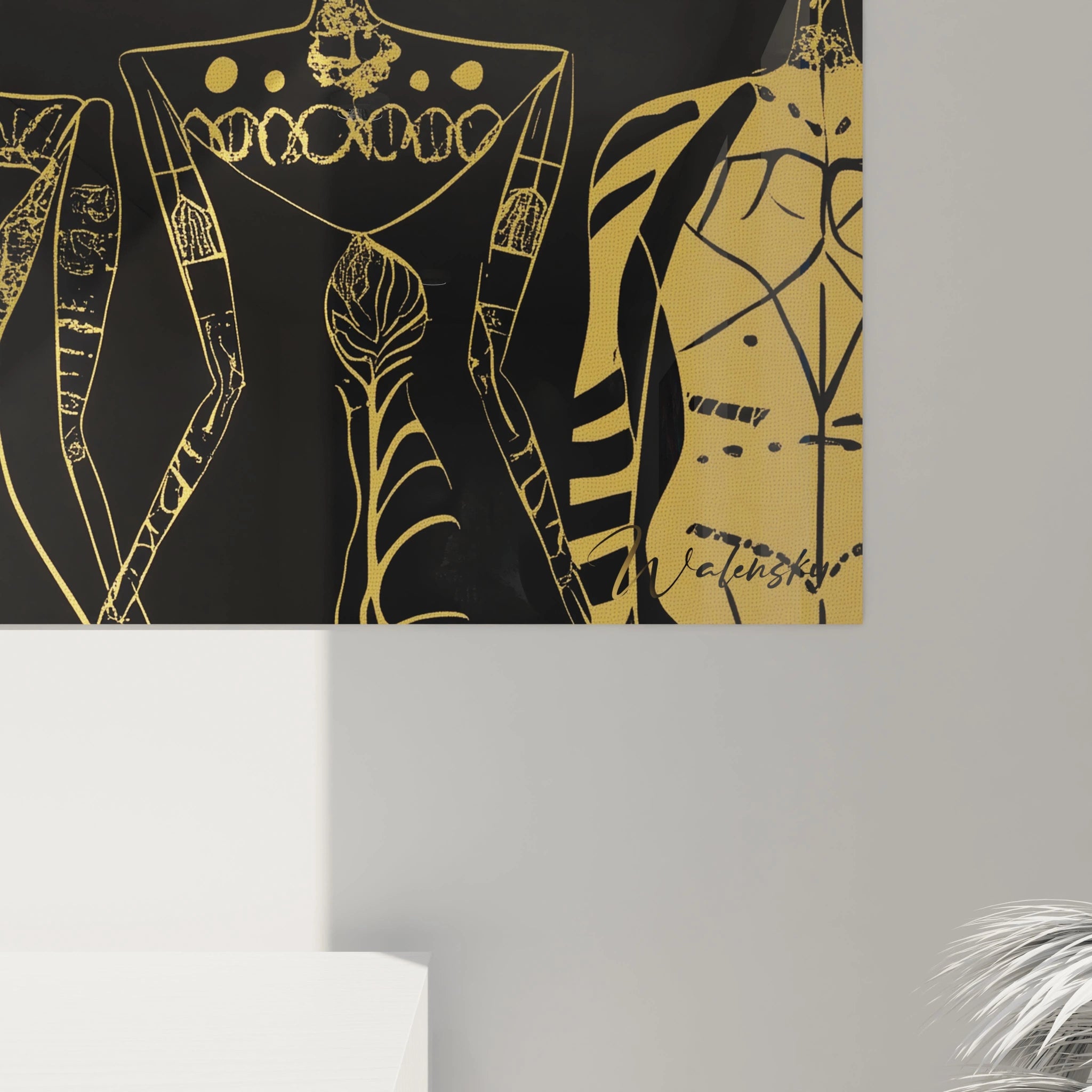 Focus sur les détails graphiques d’un tableau Goya, avec des motifs linéaires complexes, des symboles ésotériques et des textures fines en jaune doré sur un fond noir contrasté.