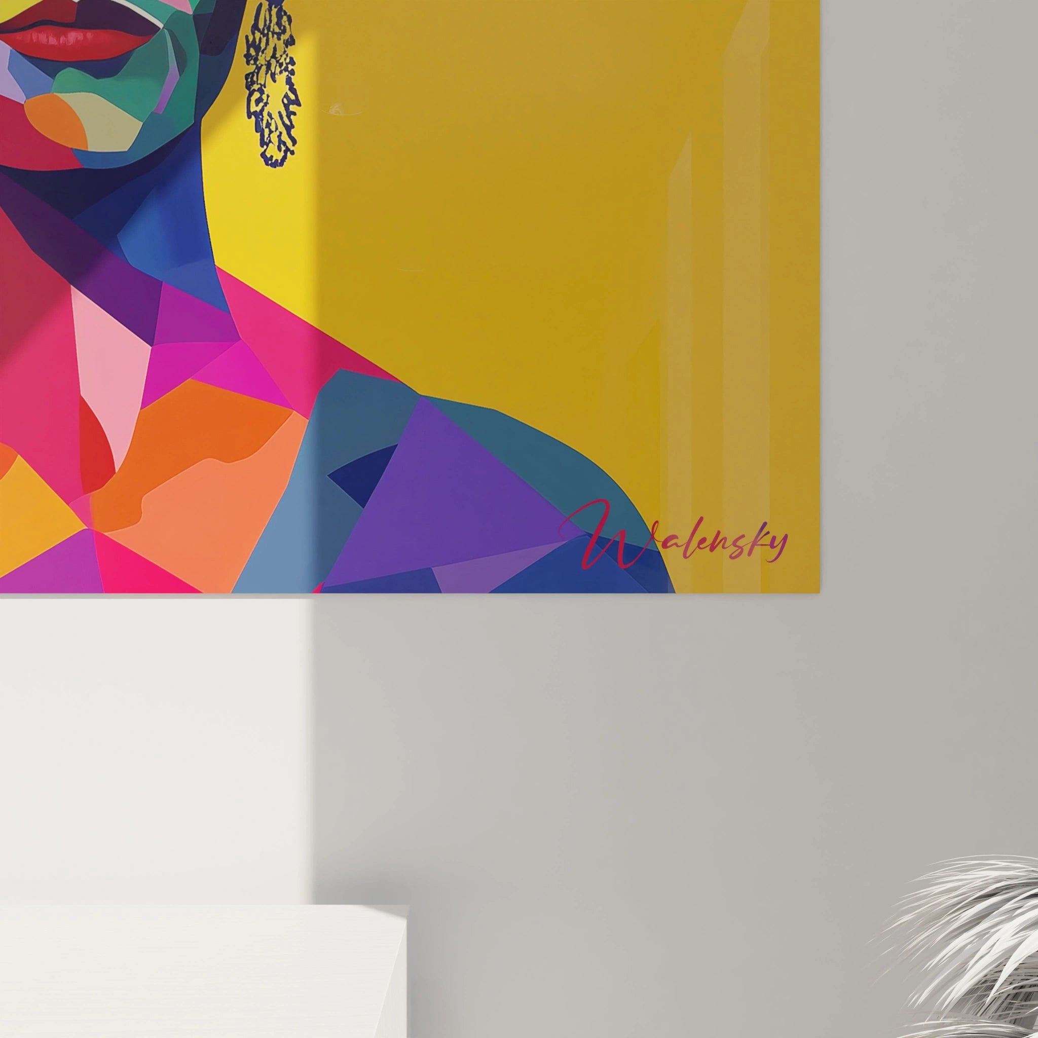 Tableau Frida Kahlo présentant deux visages distincts aux couleurs vibrantes, réparties en formes géométriques, avec des nuances de rouge, jaune et bleu, et un fond uniforme en jaune.